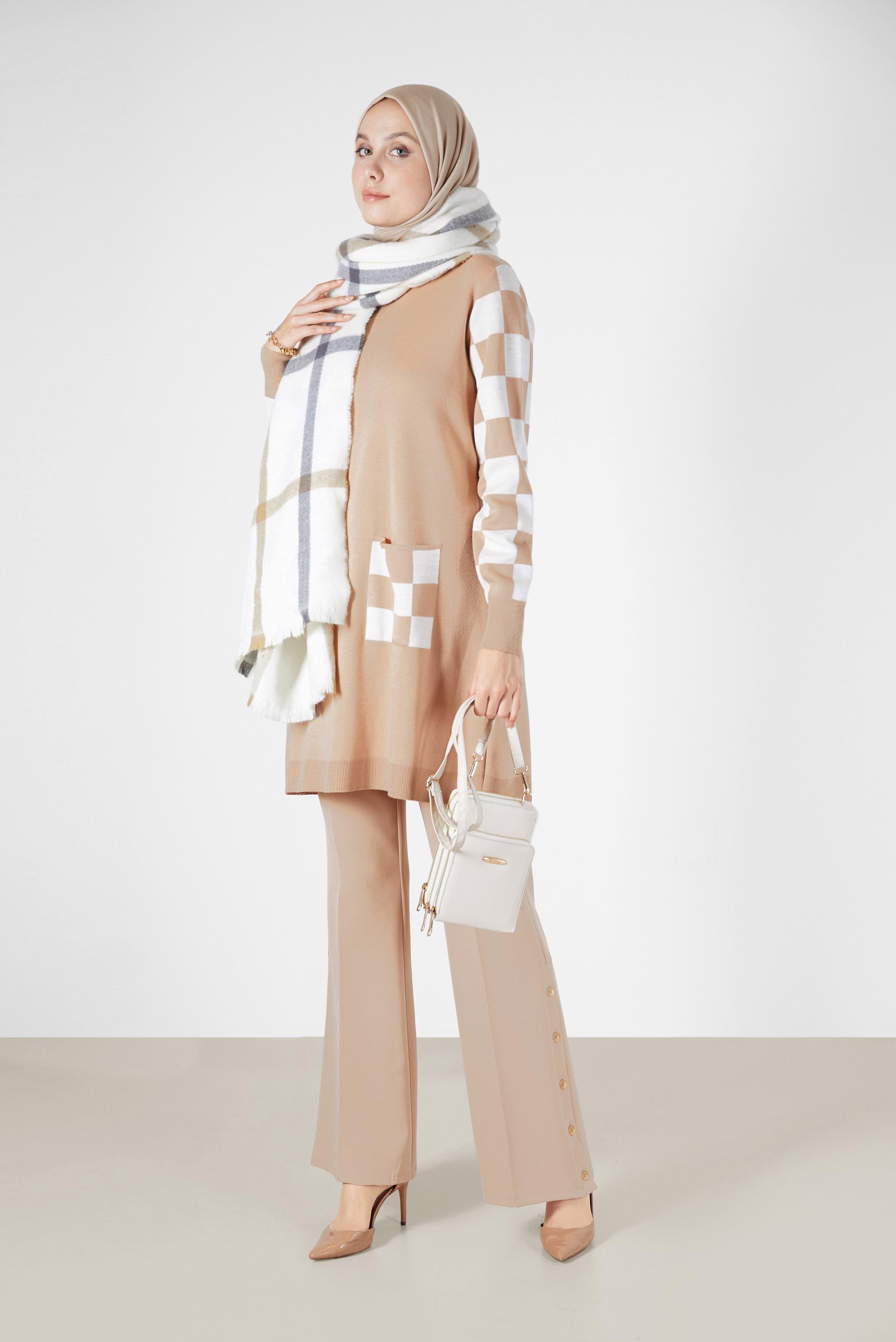 Tesettür giyim BEJ KARE DESENLİ CEPLİ TRİKO TUNİK 42022 