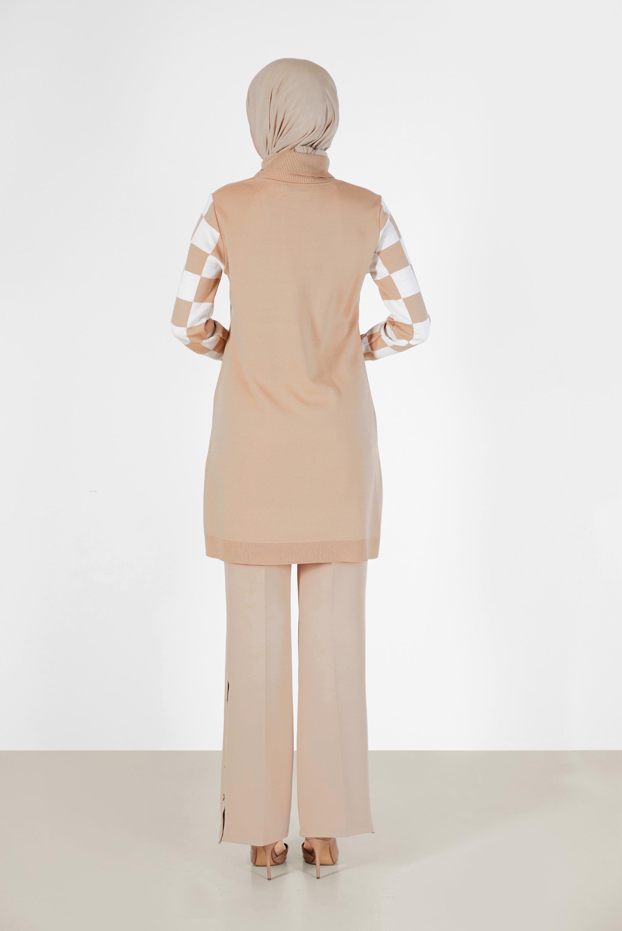 Tesettür giyim BEJ KARE DESENLİ CEPLİ TRİKO TUNİK 42022 