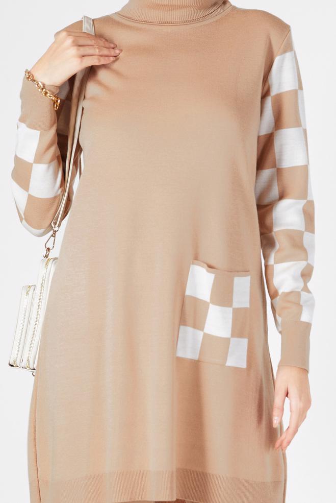 Tesettür giyim BEJ KARE DESENLİ CEPLİ TRİKO TUNİK 42022  - ALVİNA