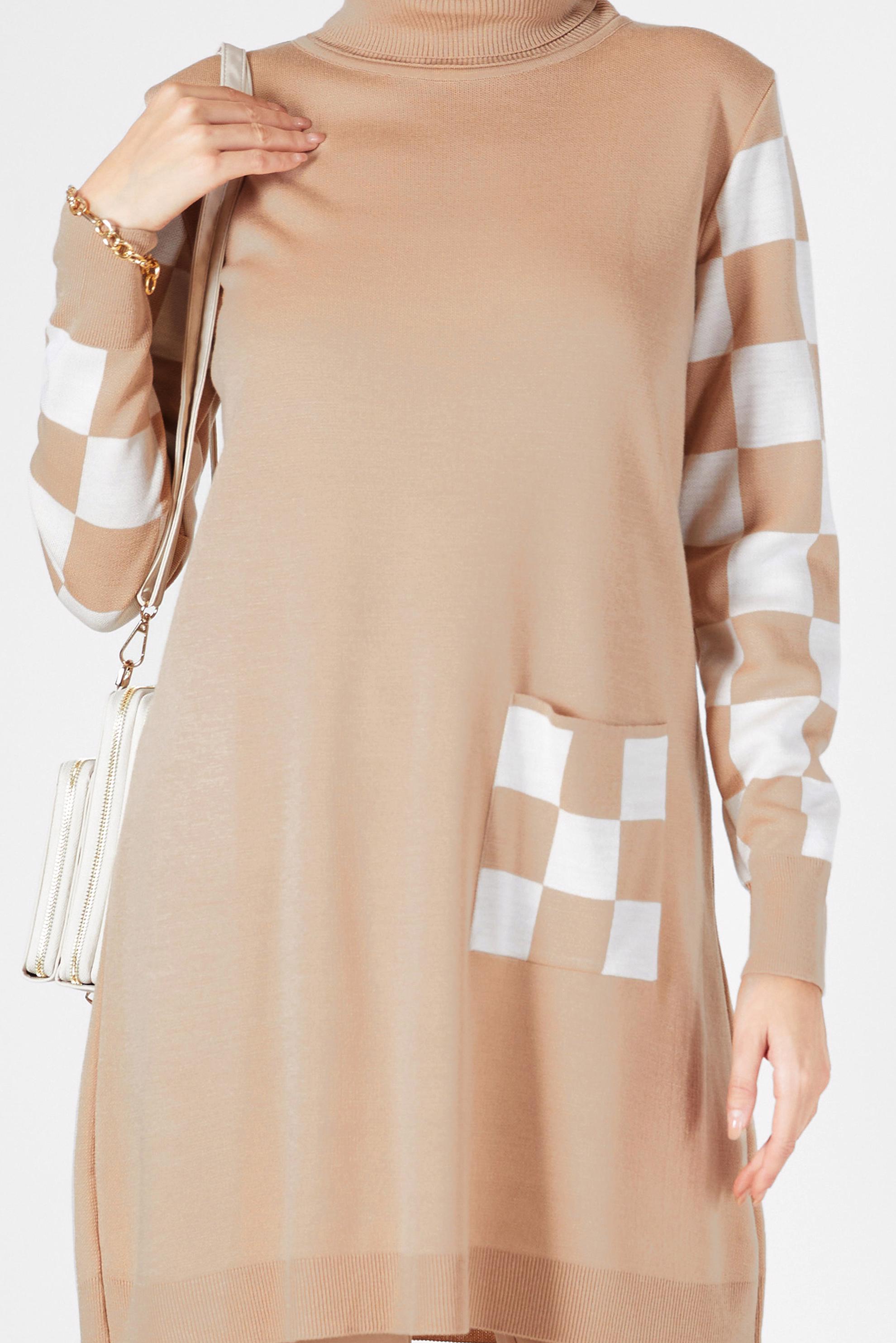 Tesettür giyim BEJ KARE DESENLİ CEPLİ TRİKO TUNİK 42022 