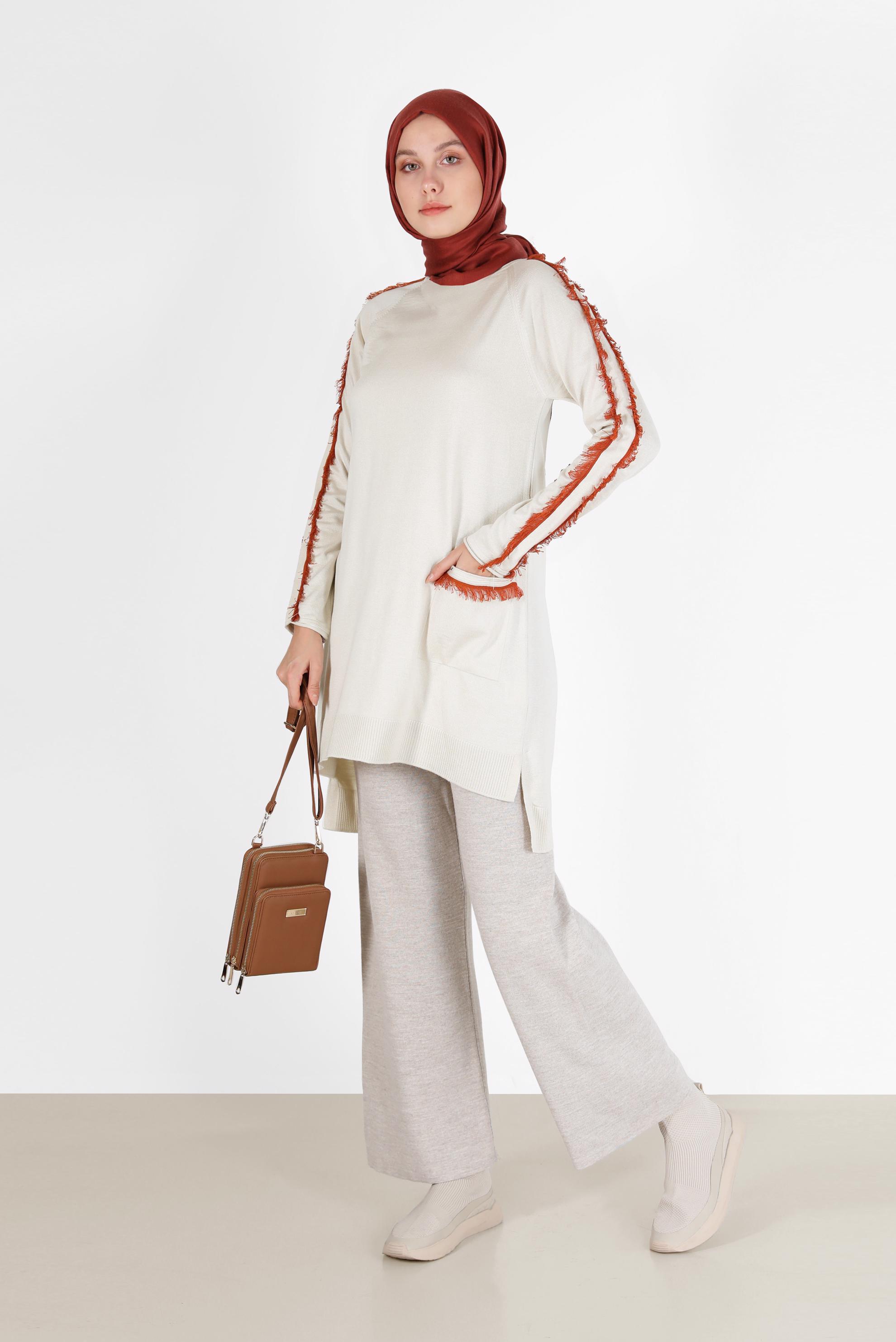 Tesettür giyim BEJ CEP DETAYLI PÜSKÜLLÜ TRİKO TUNİK 42030 