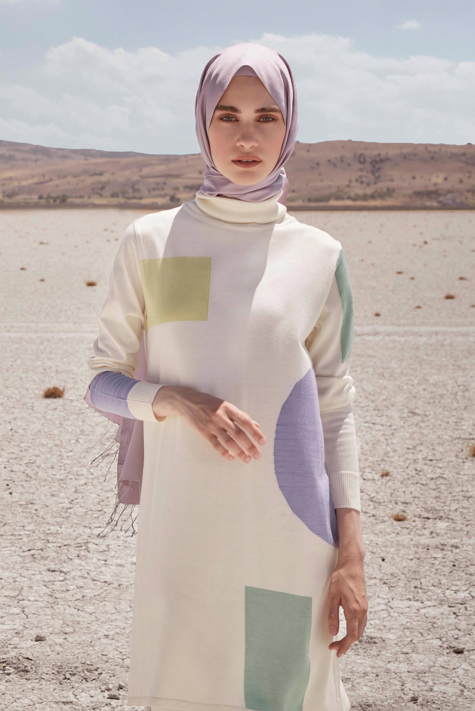 Tesettür giyim BEYAZ DESENLİ BALIKÇI YAKA TRİKO TUNİK 42035 