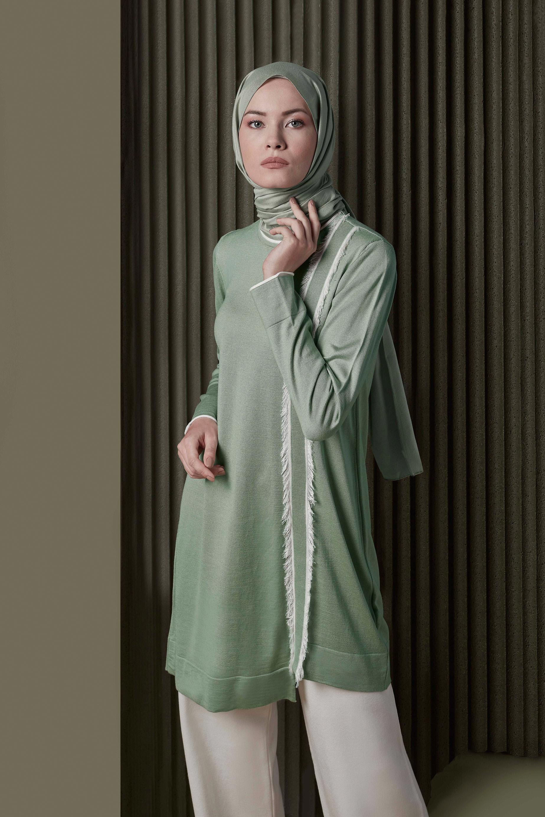 Tesettür giyim YEŞİL PÜSKÜL DETAYLI TRİKO TUNİK 42037 