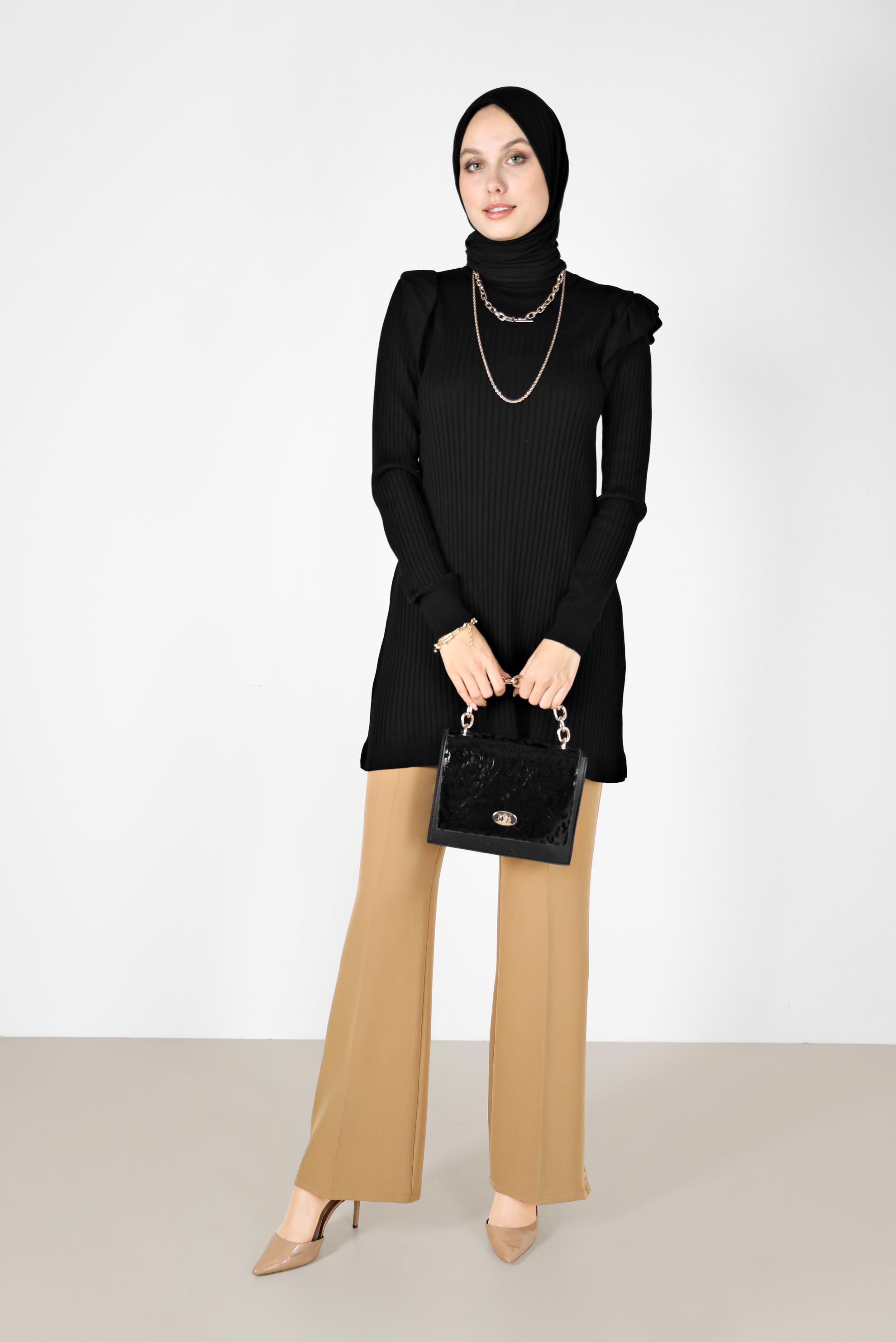 Tesettür giyim SİYAH KENDİNDEN DESENLİ OMUZLARI FIRFIRLI TRİKO TUNİK 42042 