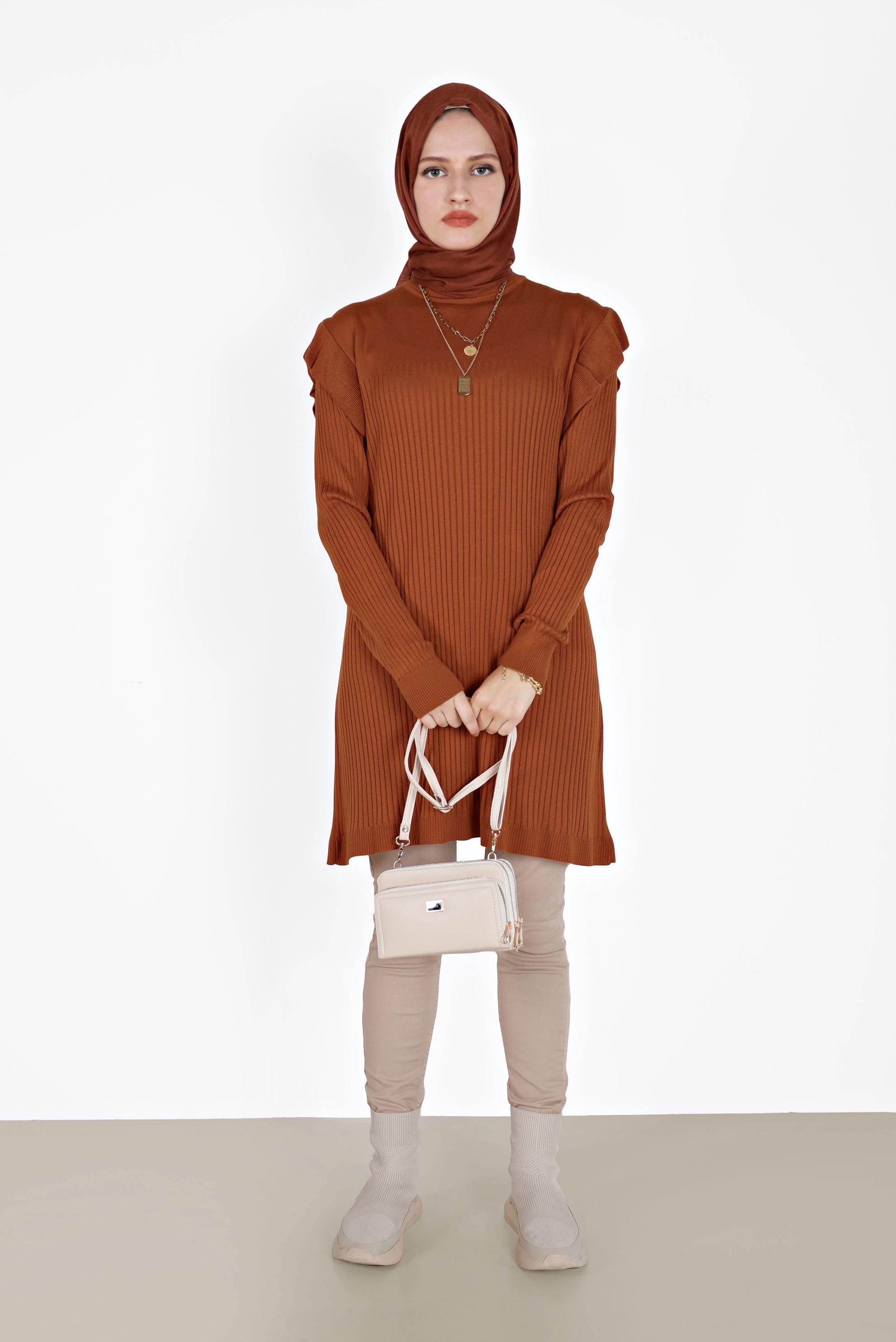 Tesettür giyim TURUNCU KENDİNDEN DESENLİ OMUZLARI FIRFIRLI TRİKO TUNİK 42042 