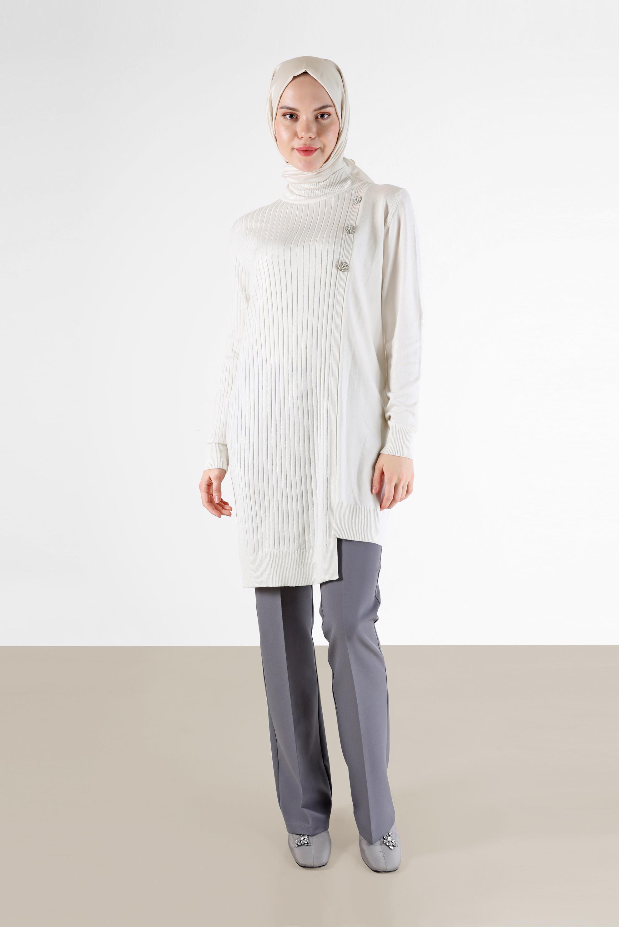 Tesettür giyim BEYAZ KENDİNDEN DESENLİ TAŞLI DÜĞME DETAYLI TRİKO TUNİK 42103 