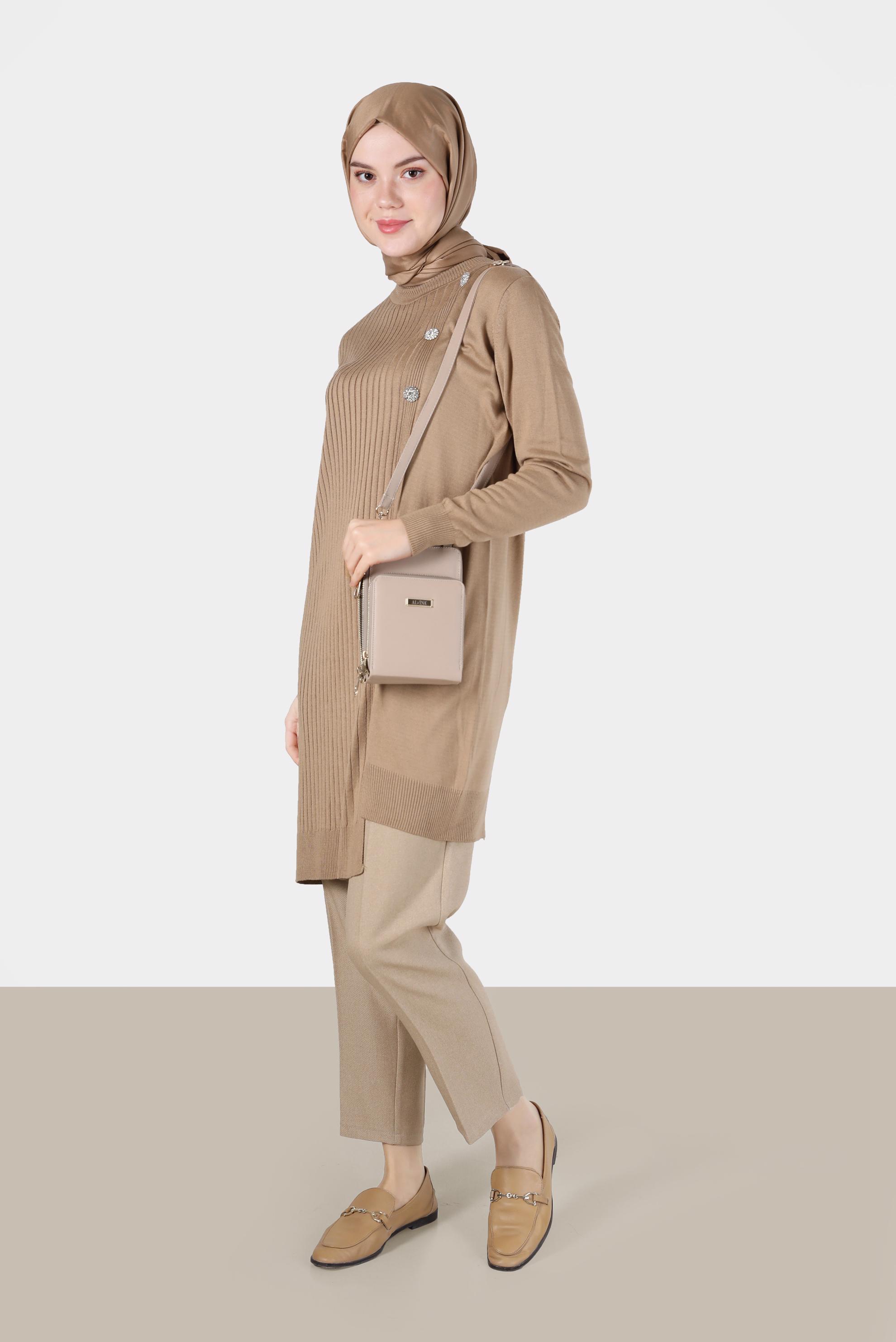 Tesettür giyim KAHVE KENDİNDEN DESENLİ TAŞLI DÜĞME DETAYLI TRİKO TUNİK 42103 