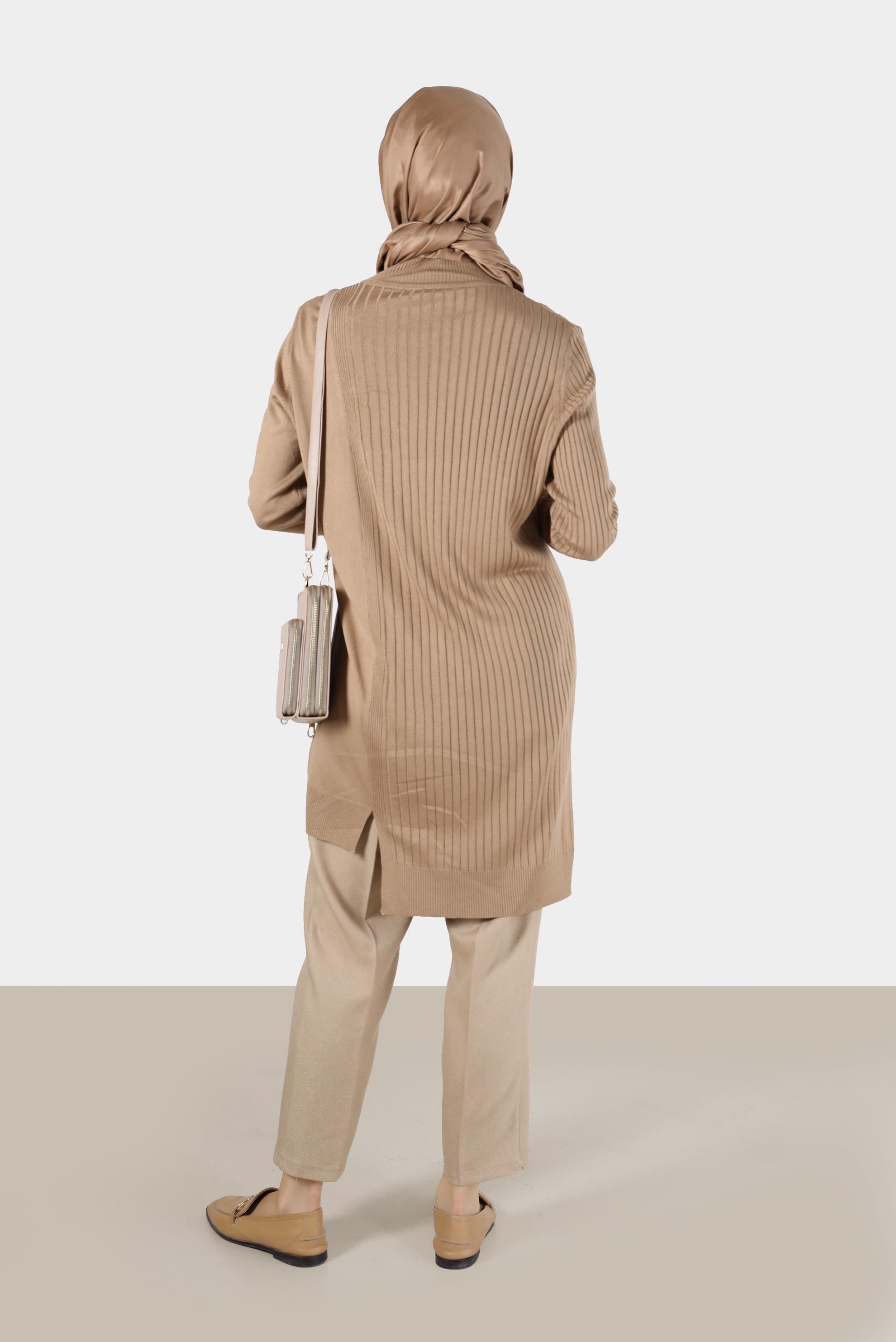 Tesettür giyim KAHVE KENDİNDEN DESENLİ TAŞLI DÜĞME DETAYLI TRİKO TUNİK 42103 