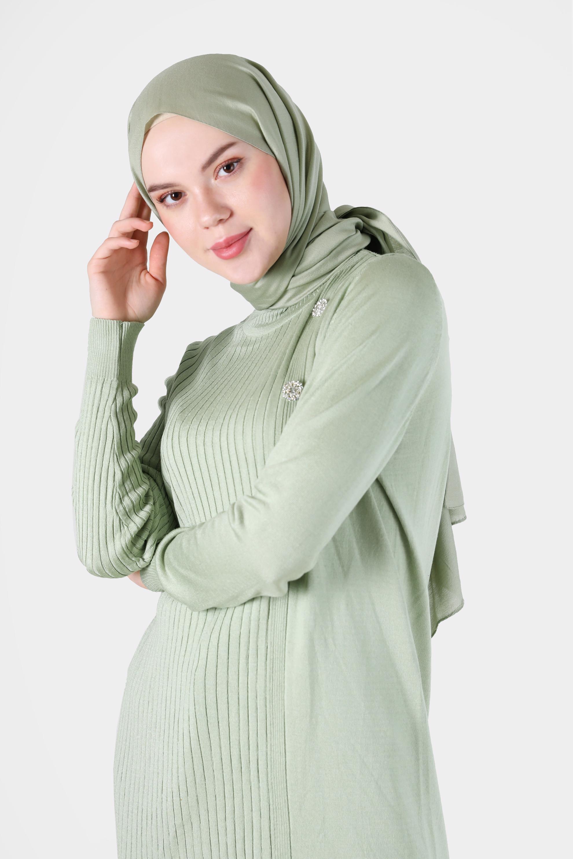 Tesettür giyim YEŞİL KENDİNDEN DESENLİ TAŞLI DÜĞME DETAYLI TRİKO TUNİK 42103 