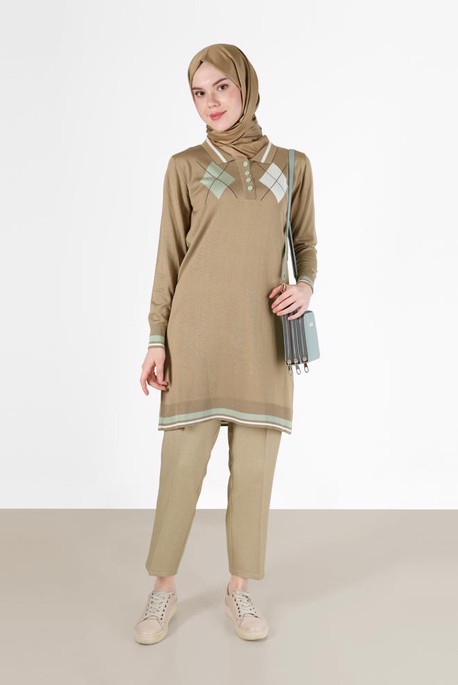Tesettür giyim KAHVE BAKLAVA DESEN DETAYLI POLO YAKA TRİKO TUNİK 42109  - ALVİNA