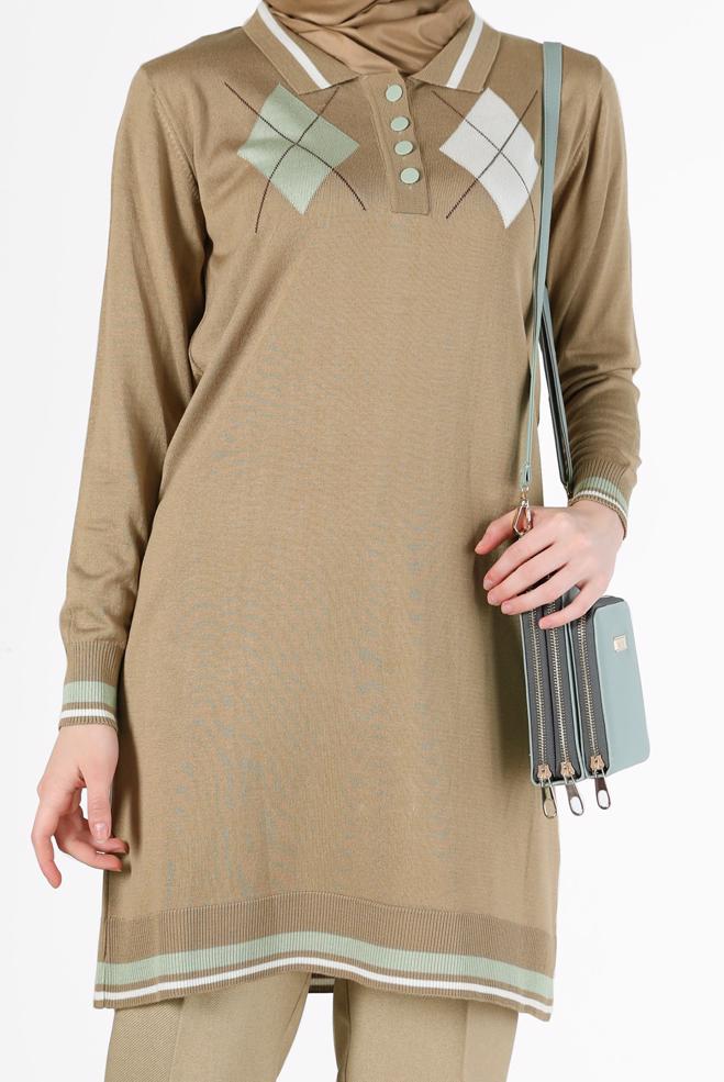 Tesettür giyim KAHVE BAKLAVA DESEN DETAYLI POLO YAKA TRİKO TUNİK 42109  - ALVİNA