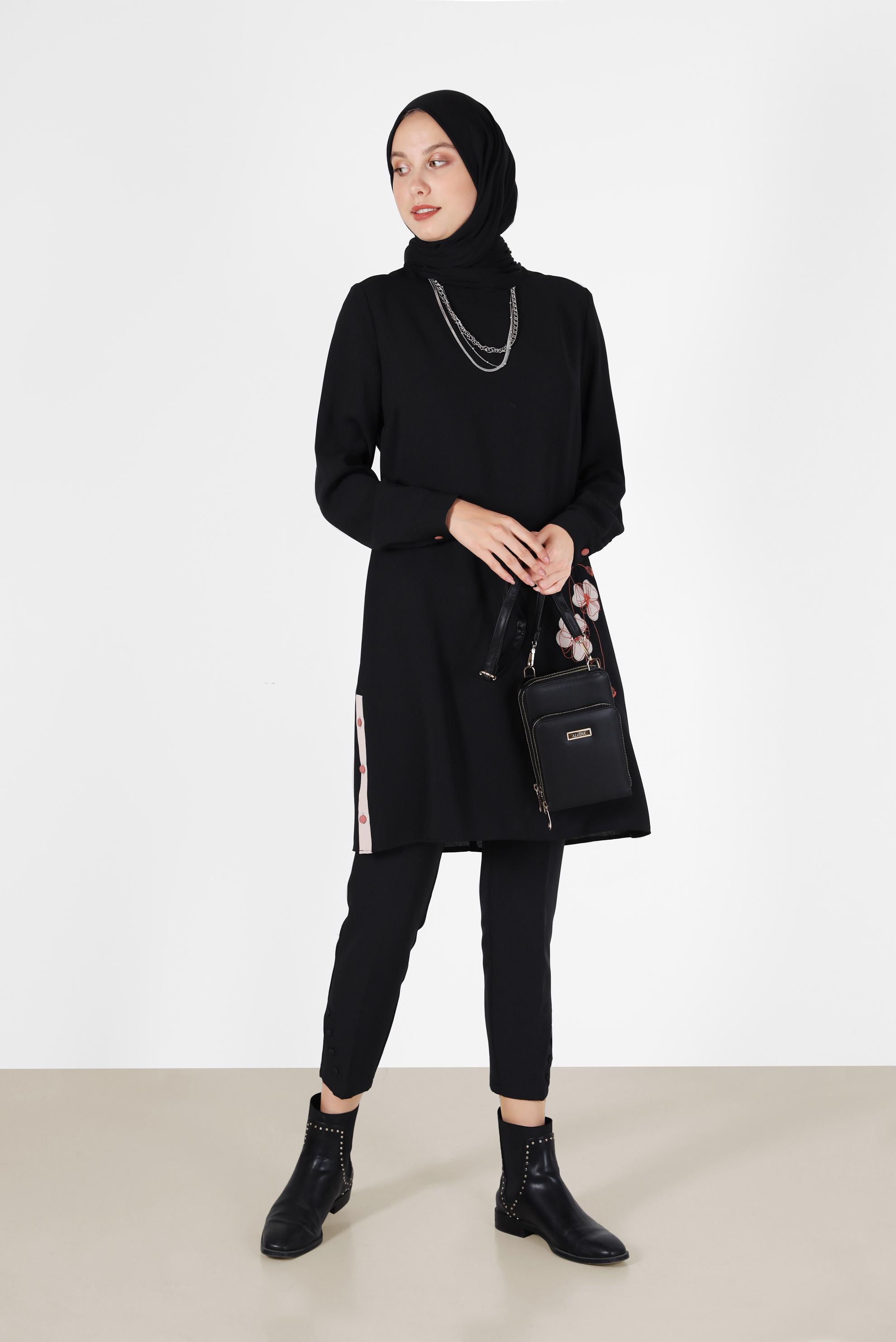 Tesettür giyim SİYAH YANLARI DÜĞME DETAYLI ÇİÇEK BASKILI TUNİK 42172 