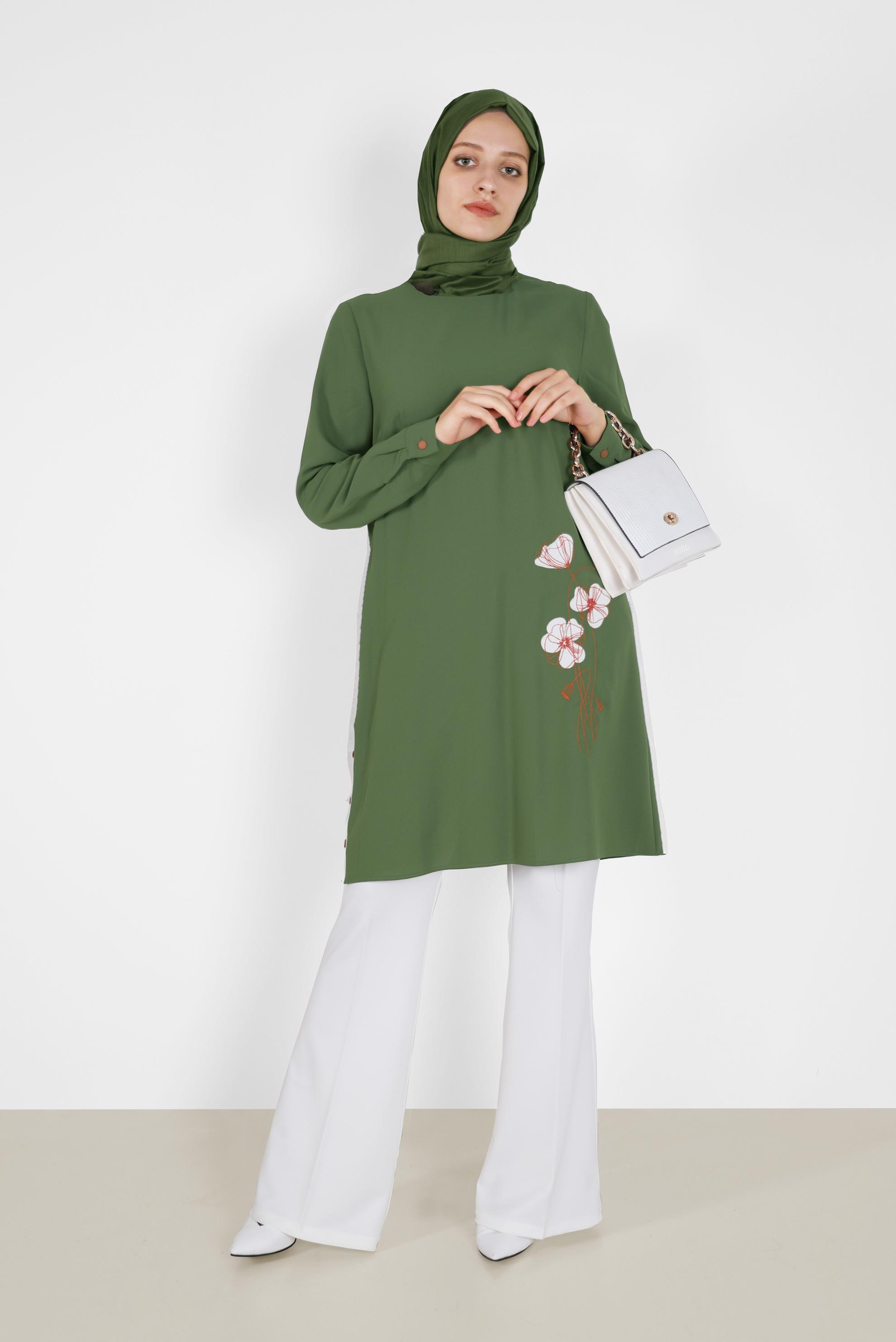 Tesettür giyim HAKİ YANLARI DÜĞME DETAYLI ÇİÇEK BASKILI TUNİK 42172 