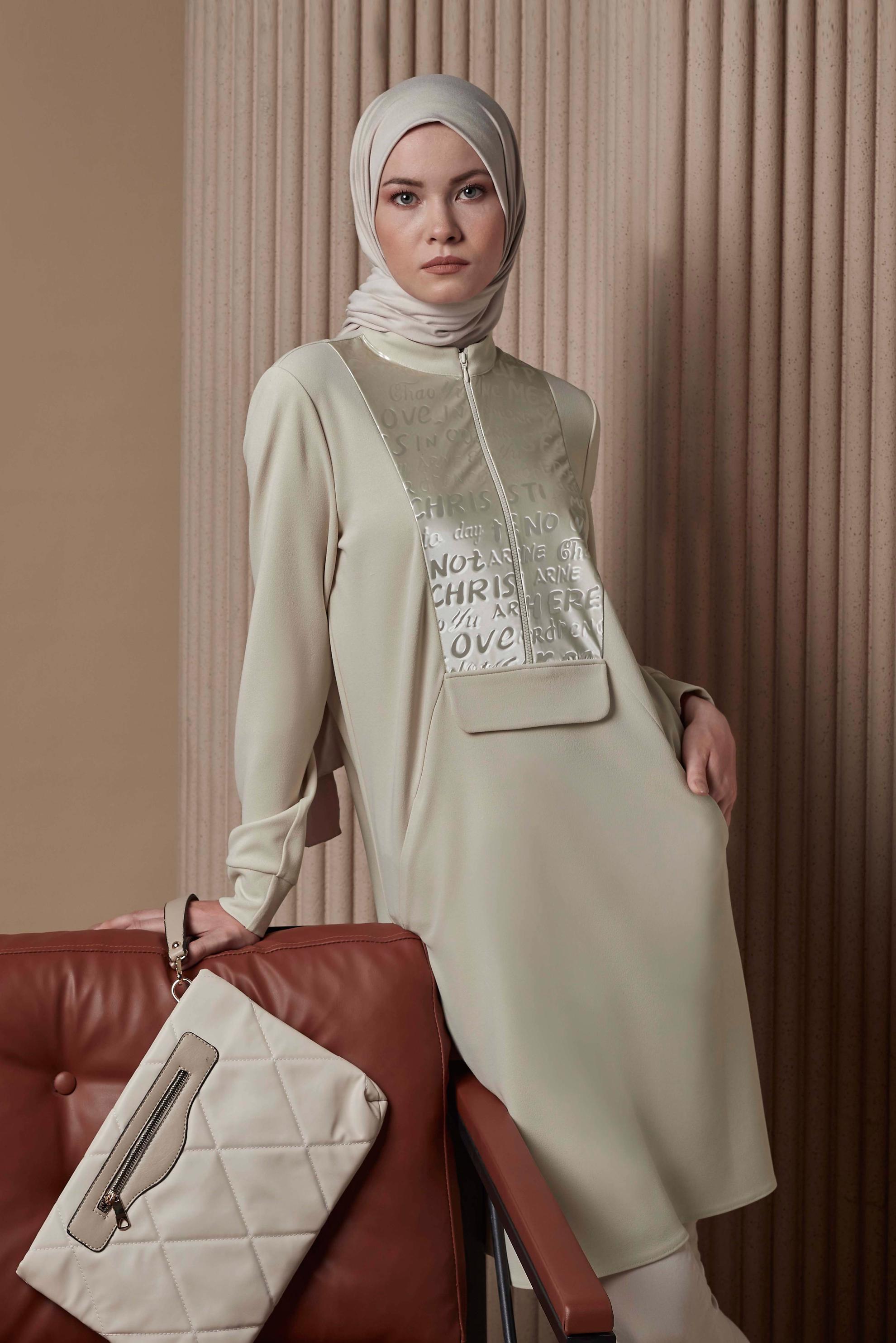 Tesettür giyim EKRU YAZI BASKILI FERMUARLI TUNİK 42260 