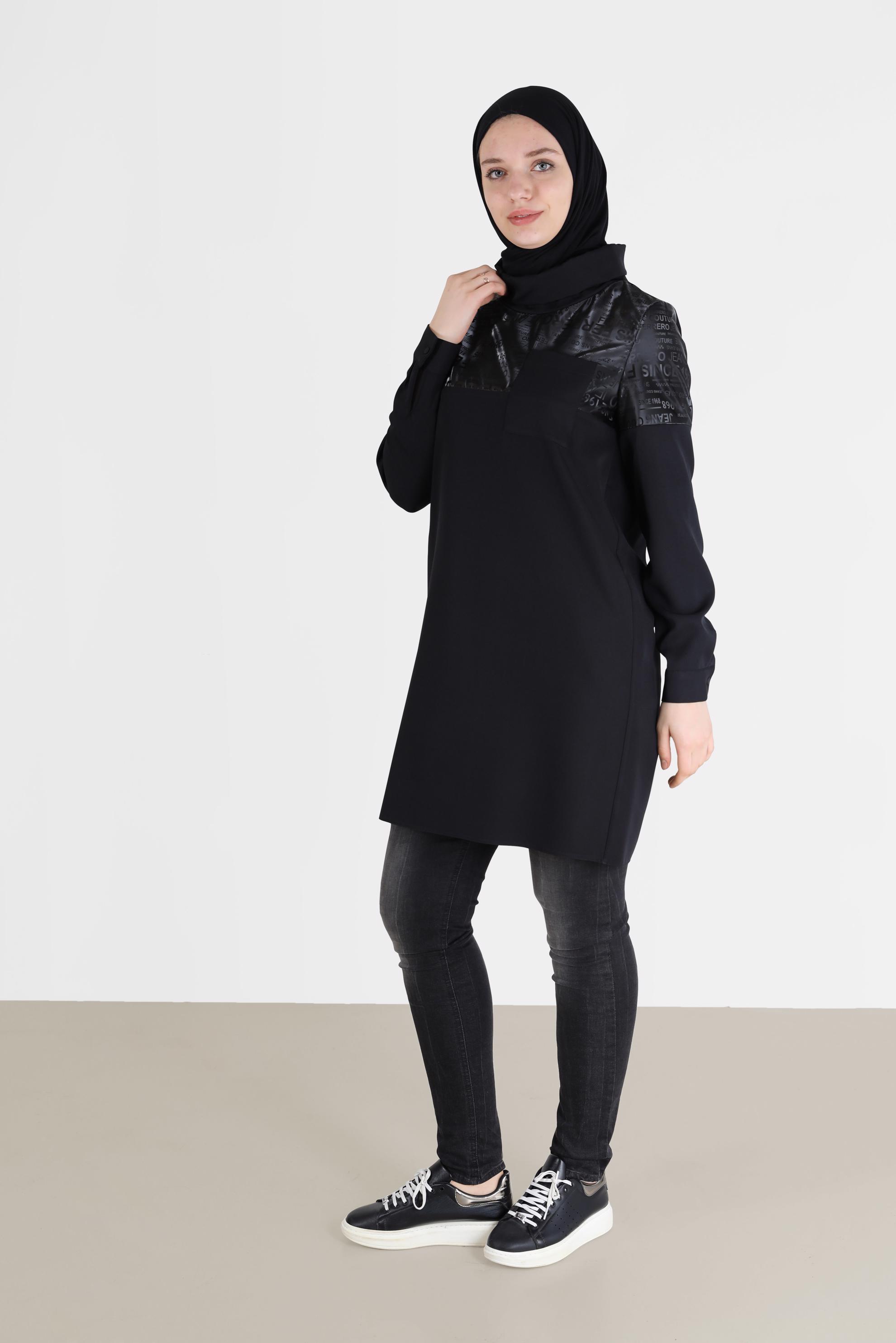 Tesettür giyim SİYAH YAZI BASKILI DERİ DETAYLI DEGAJE YAKA TUNİK 42262 