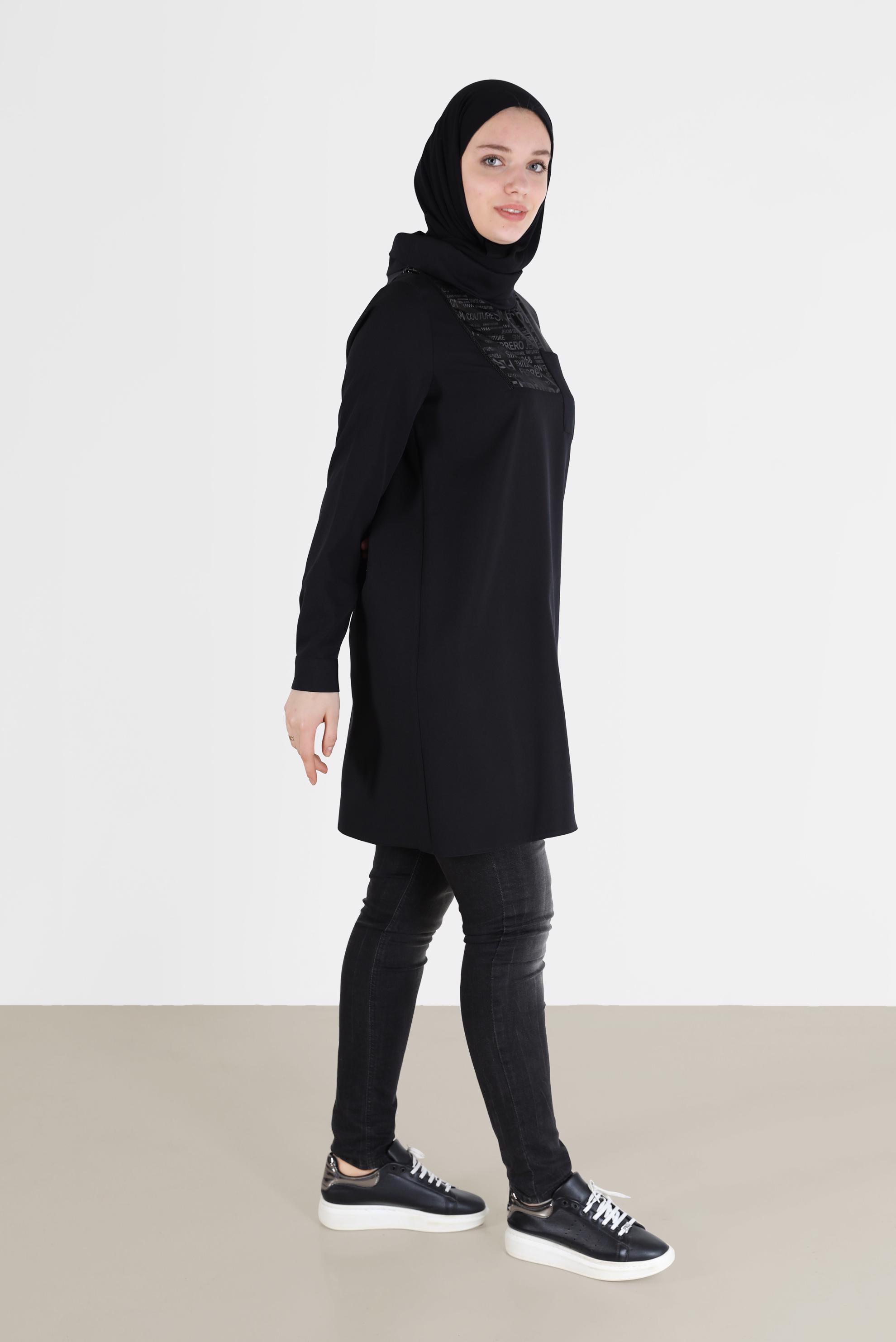 Tesettür giyim SİYAH YAZI BASKILI DERİ DETAYLI DEGAJE YAKA TUNİK 42262 