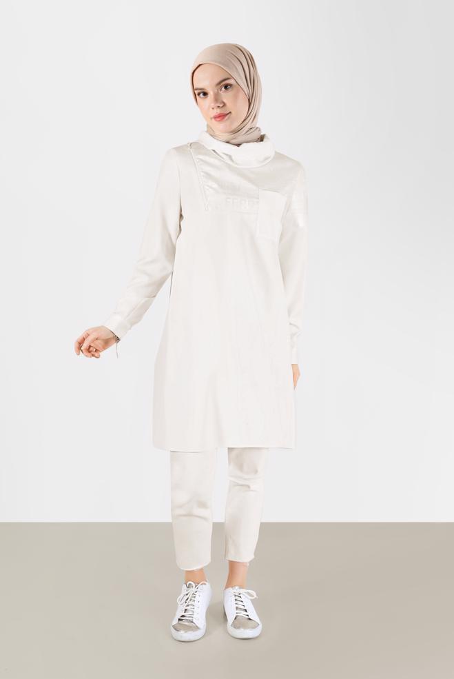 Tesettür giyim  YAZI BASKILI DERİ DETAYLI DEGAJE YAKA TUNİK 42262  - ALVİNA