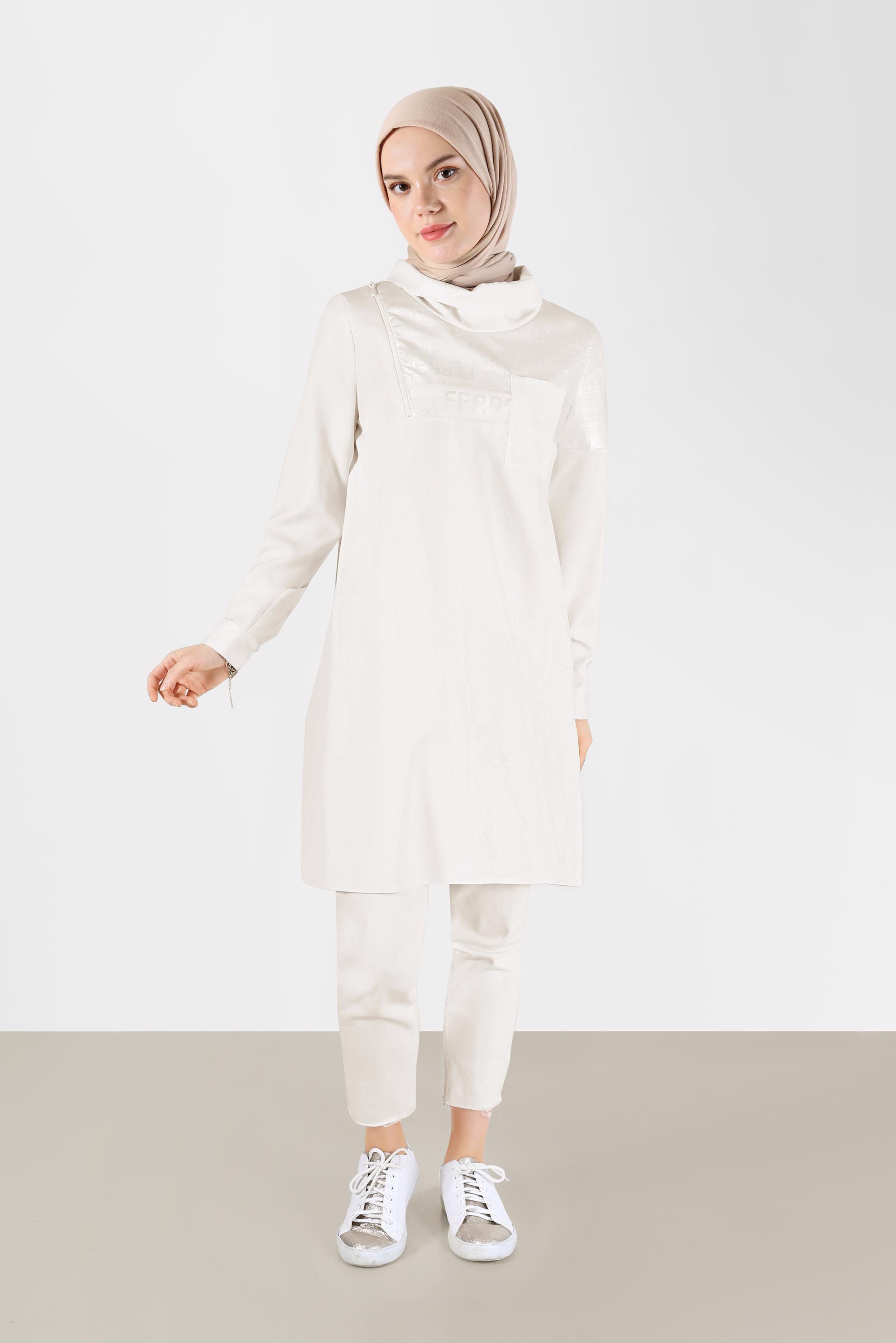 Tesettür giyim BEYAZ YAZI BASKILI DERİ DETAYLI DEGAJE YAKA TUNİK 42262 