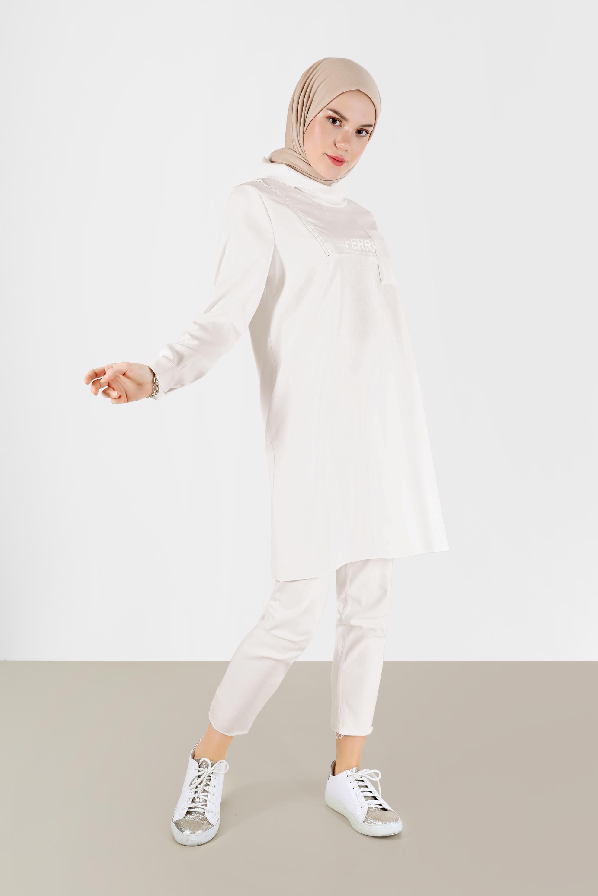 Tesettür giyim BEYAZ YAZI BASKILI DERİ DETAYLI DEGAJE YAKA TUNİK 42262 