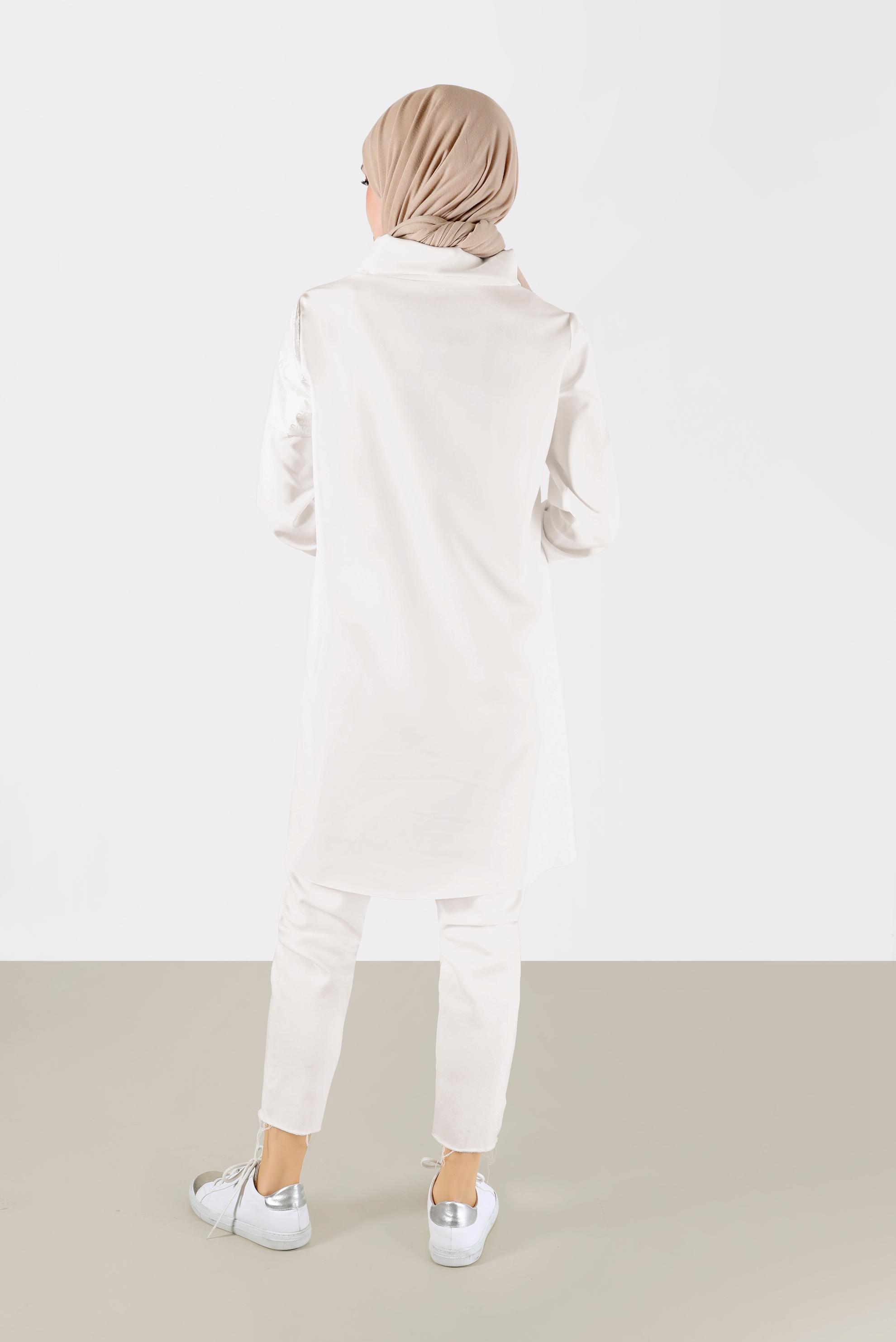 Tesettür giyim BEYAZ YAZI BASKILI DERİ DETAYLI DEGAJE YAKA TUNİK 42262 