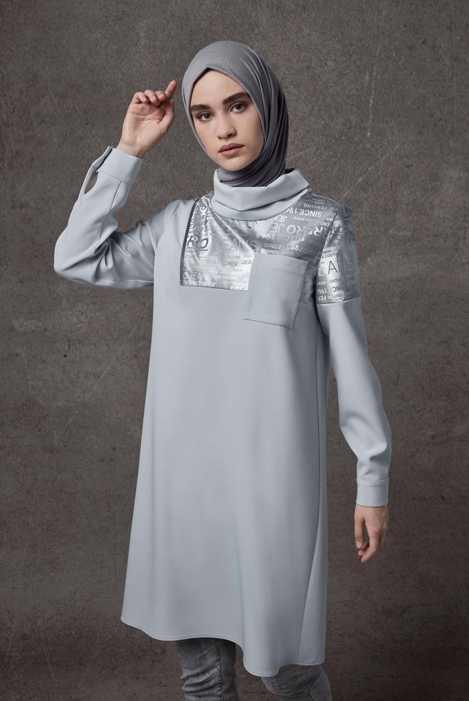 Tesettür giyim  YAZI BASKILI DERİ DETAYLI DEGAJE YAKA TUNİK 42262  - ALVİNA