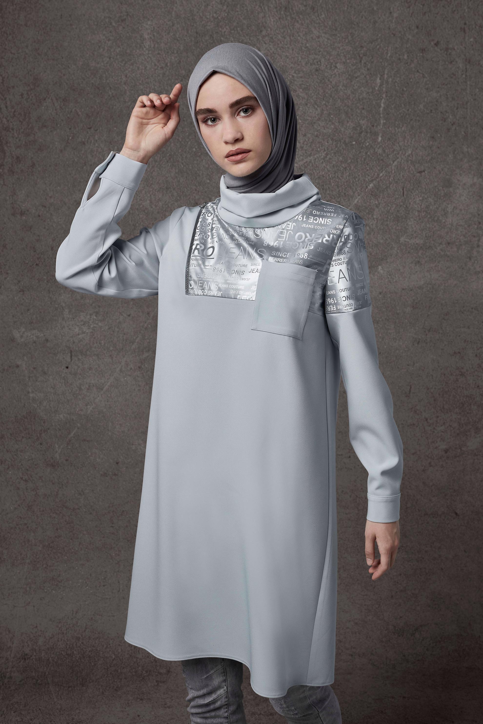 Tesettür giyim MAVİ YAZI BASKILI DERİ DETAYLI DEGAJE YAKA TUNİK 42262 