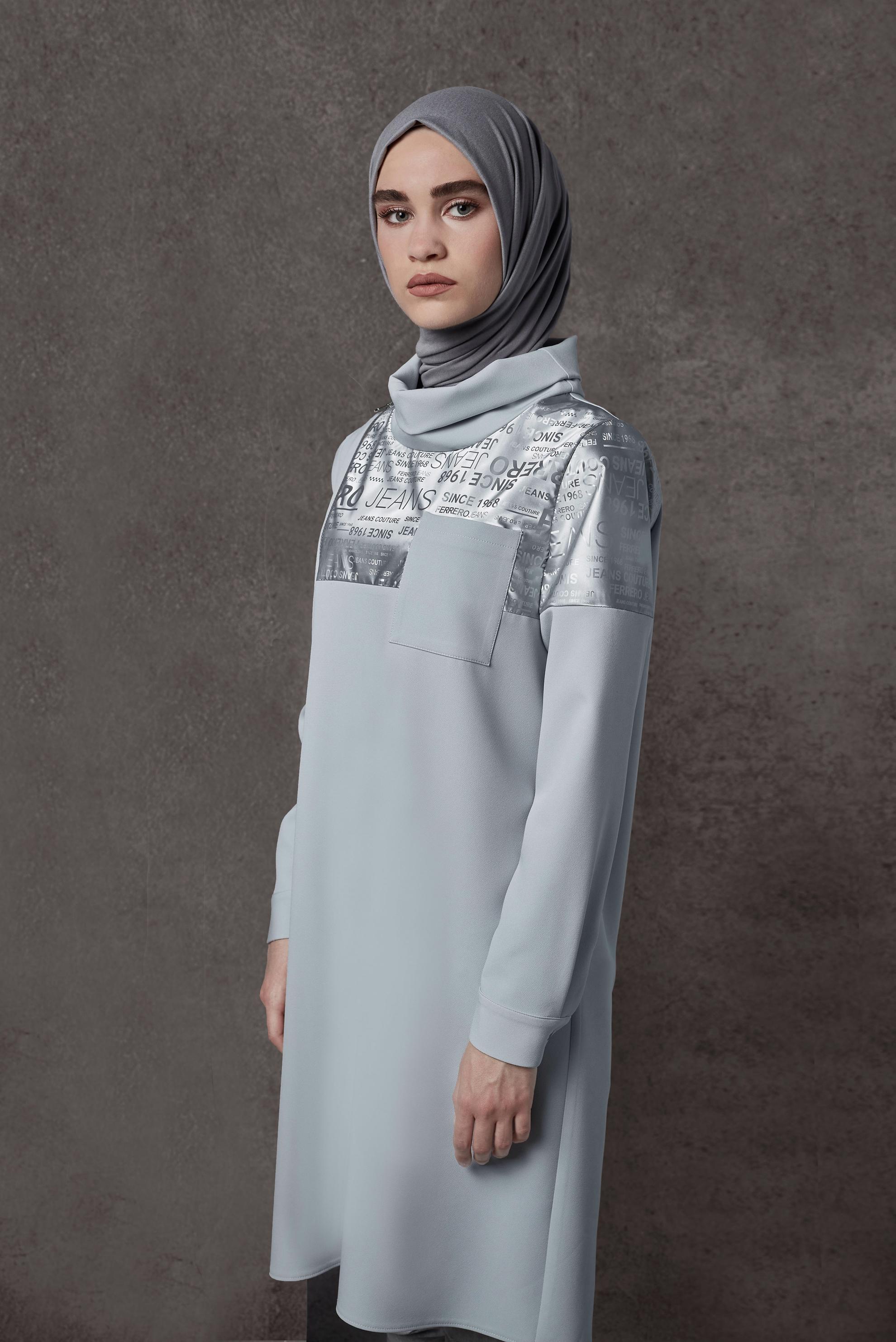 Tesettür giyim MAVİ YAZI BASKILI DERİ DETAYLI DEGAJE YAKA TUNİK 42262 