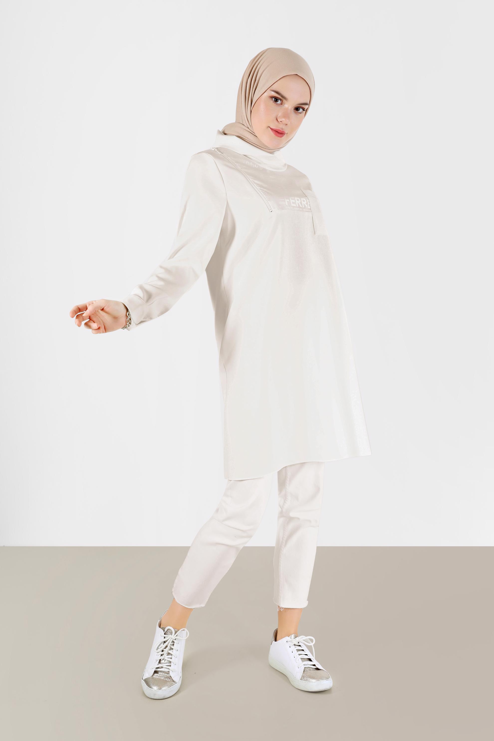 Tesettür giyim EKRU YAZI BASKILI DERİ DETAYLI DEGAJE YAKA TUNİK 42262 