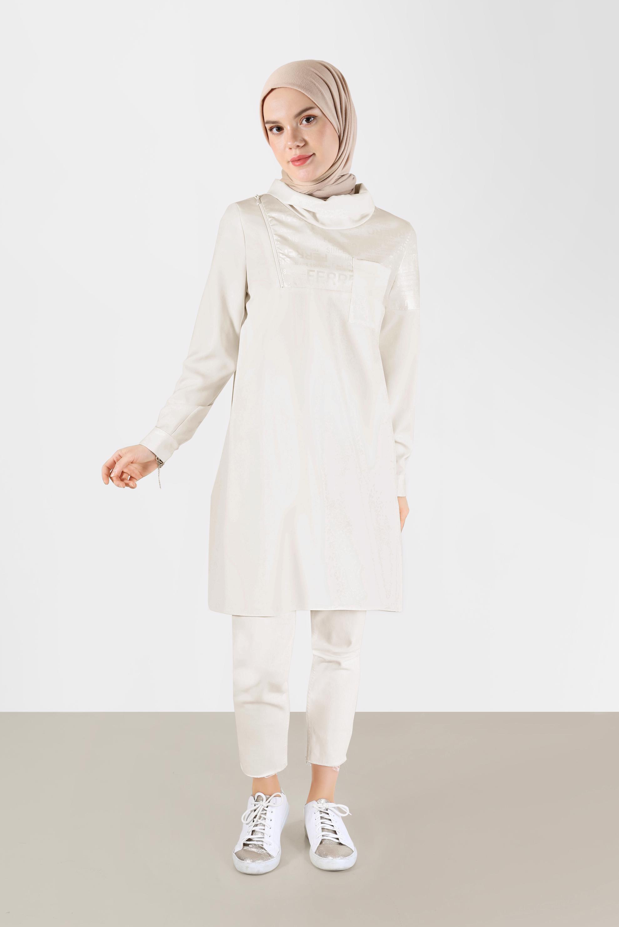 Tesettür giyim EKRU YAZI BASKILI DERİ DETAYLI DEGAJE YAKA TUNİK 42262 