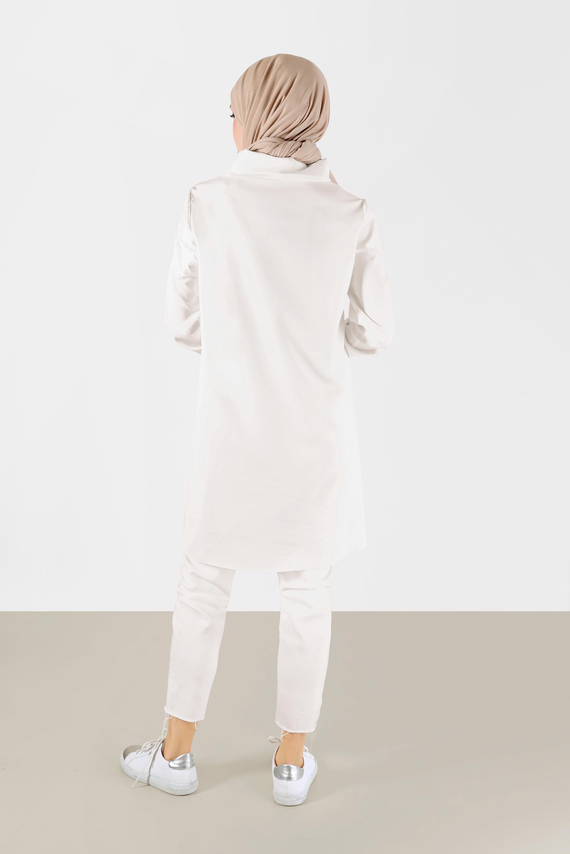 Tesettür giyim EKRU YAZI BASKILI DERİ DETAYLI DEGAJE YAKA TUNİK 42262 