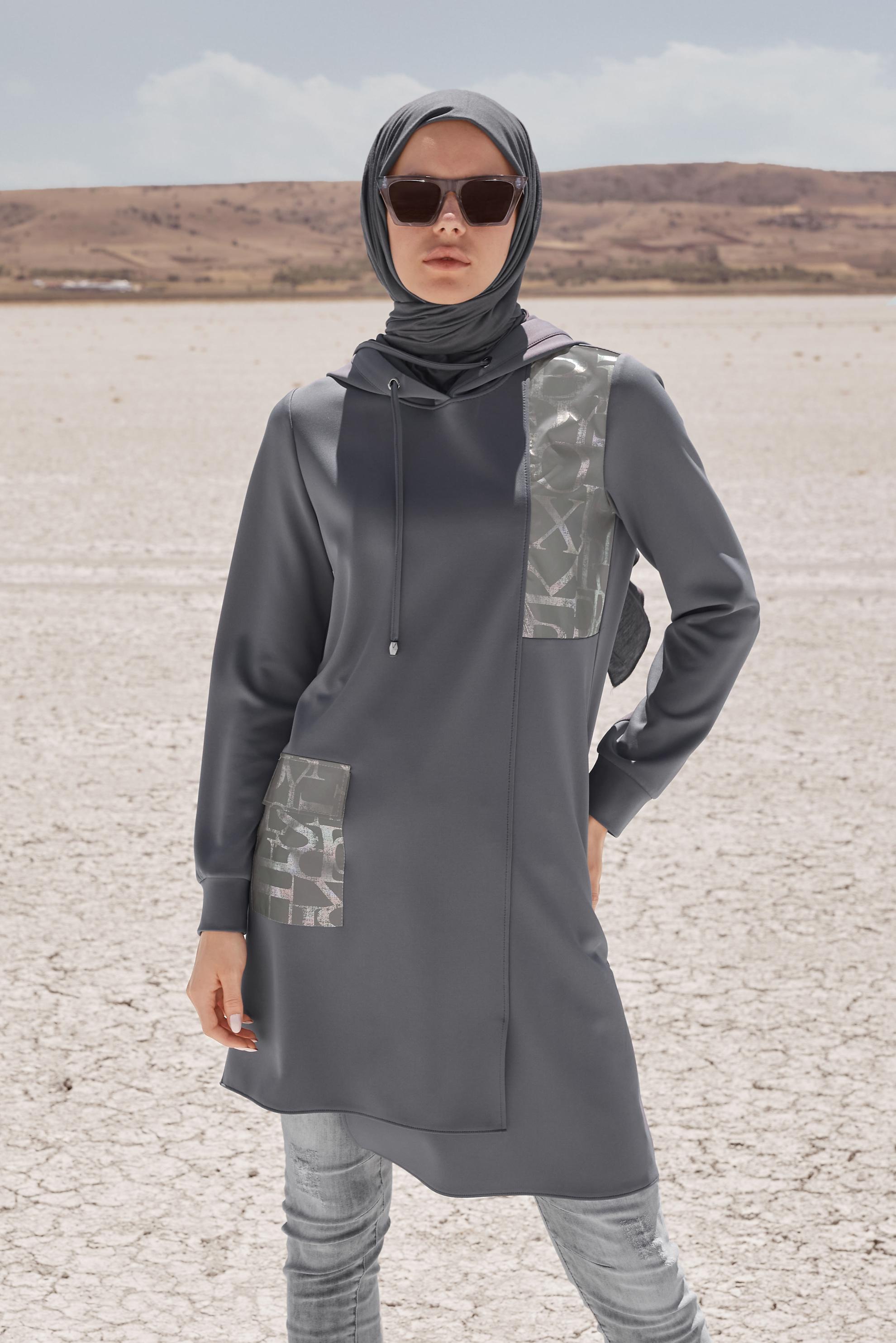 Tesettür giyim GRİ YAZI BASKILI KAPÜŞONLU TUNİK 42276 