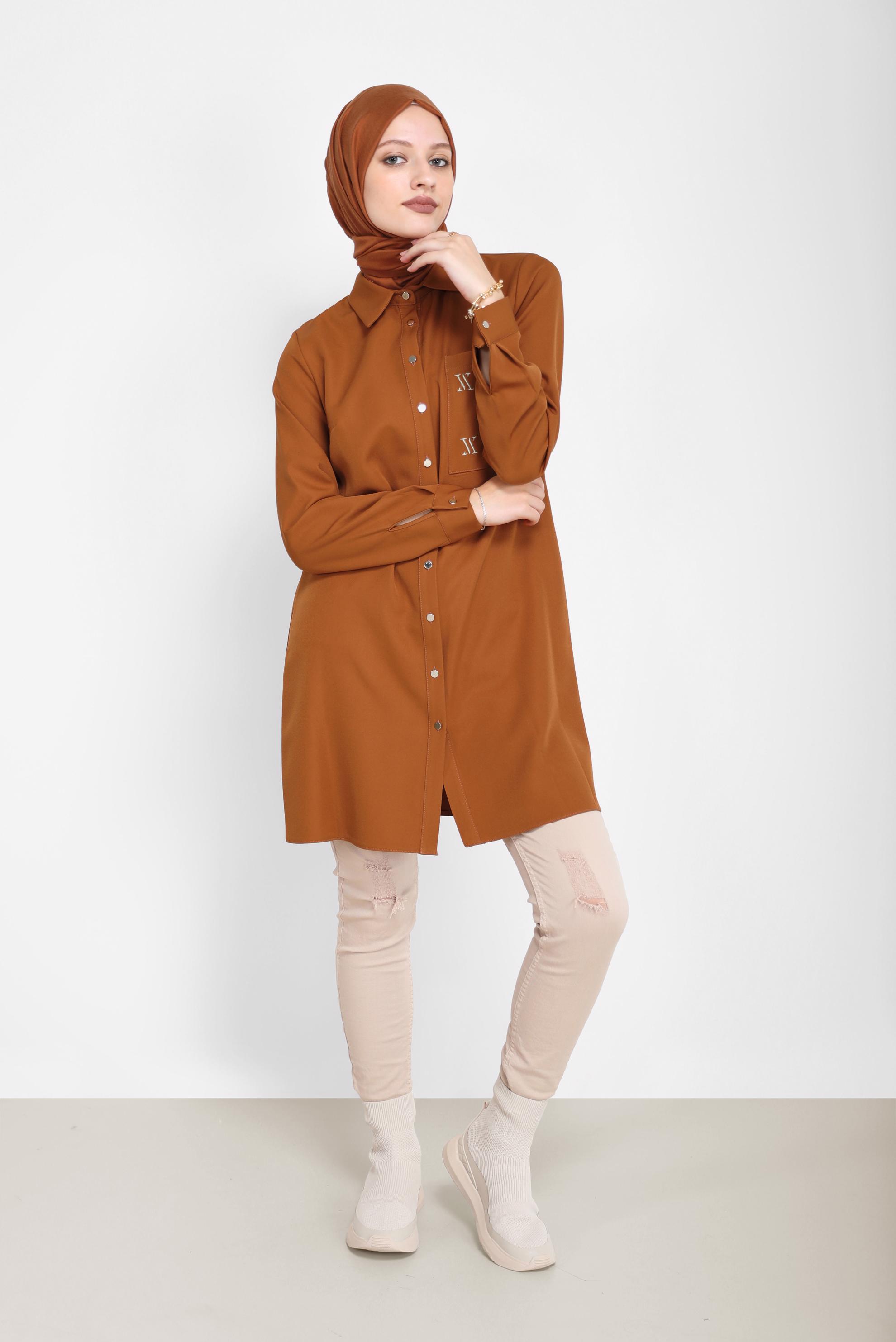 Tesettür giyim KAHVE NAKIŞ DETAYLI METAL DÜĞMELİ TUNİK 42287 