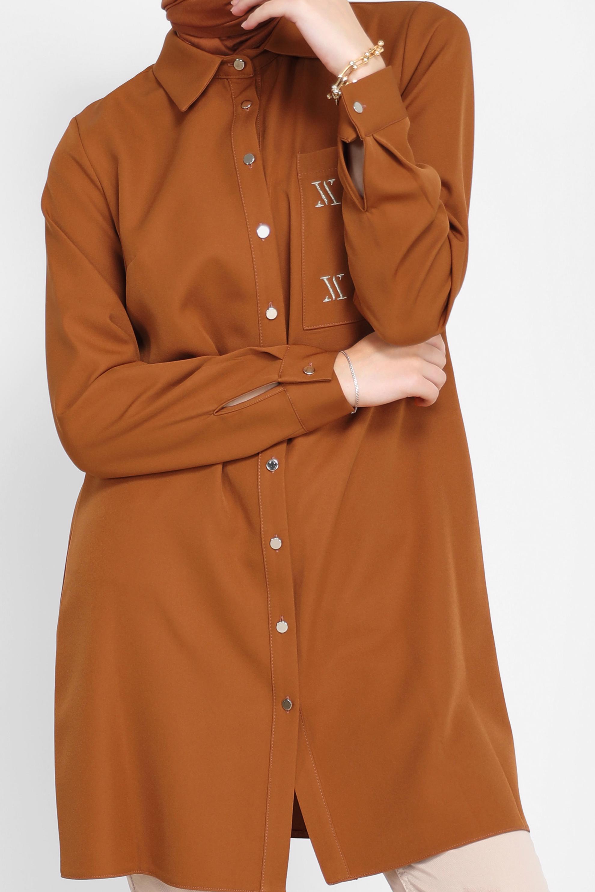 Tesettür giyim KAHVE NAKIŞ DETAYLI METAL DÜĞMELİ TUNİK 42287 