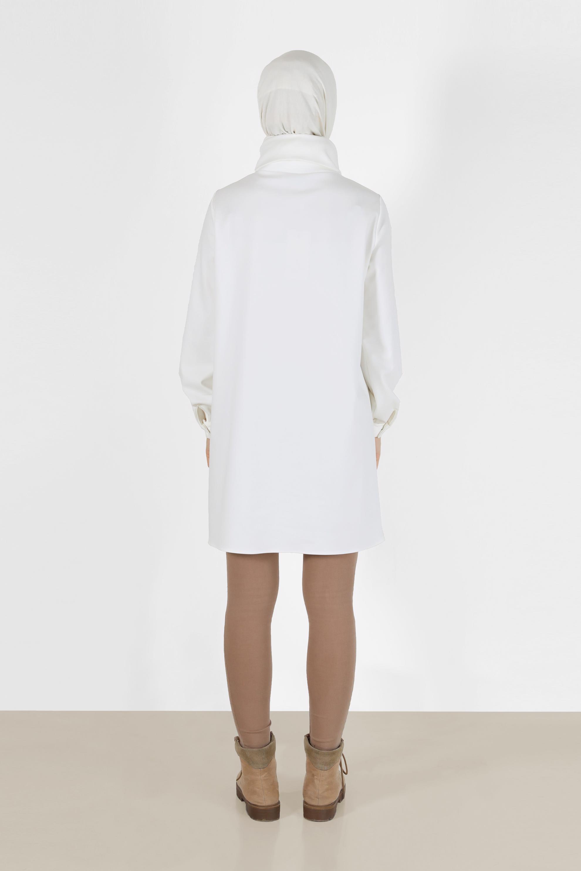 Tesettür giyim BEYAZ KAPİTONE DESEN DETAYLI DEGAJE YAKA TUNİK 42289	