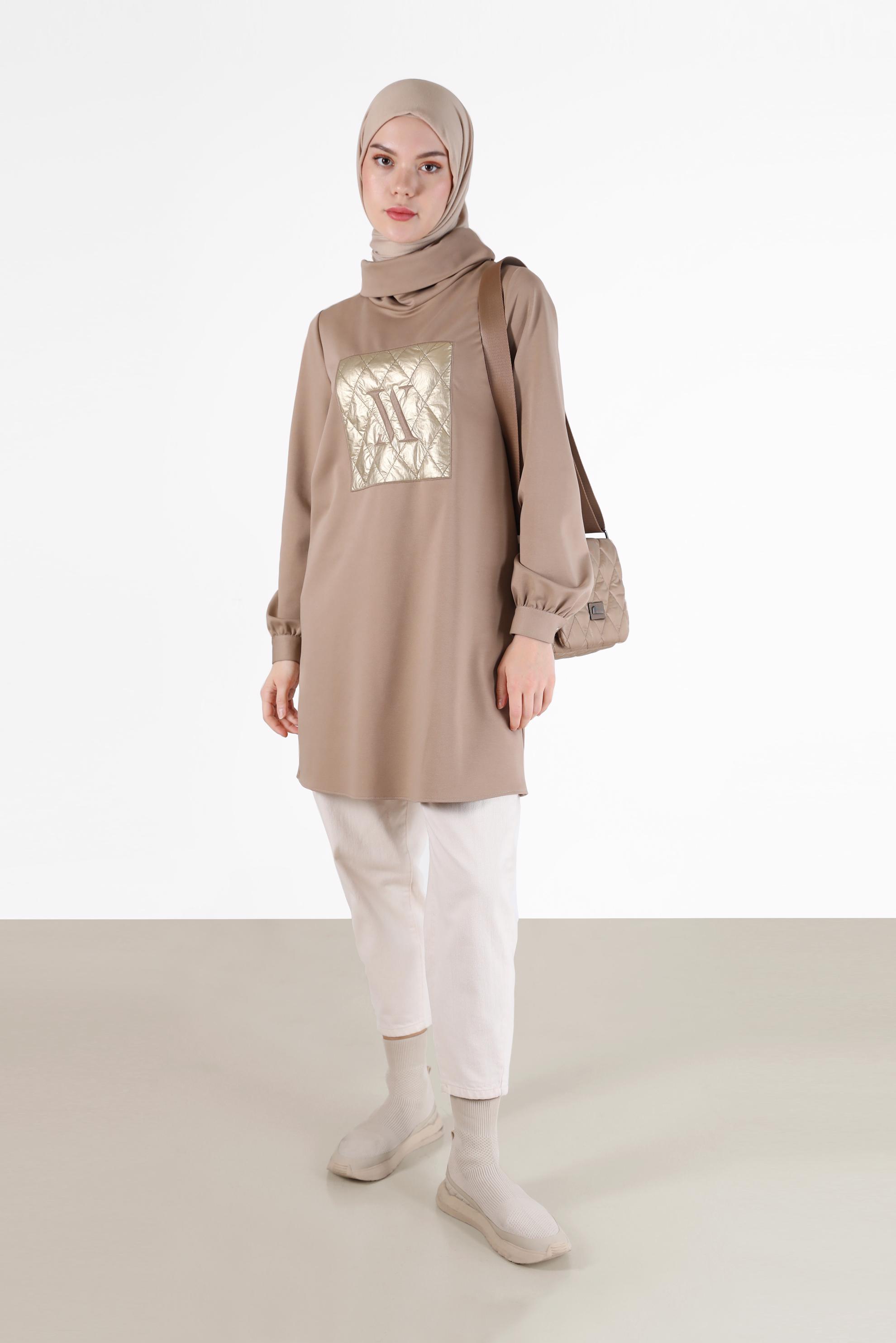 Tesettür giyim BEJ KAPİTONE DESEN DETAYLI DEGAJE YAKA TUNİK 42289	