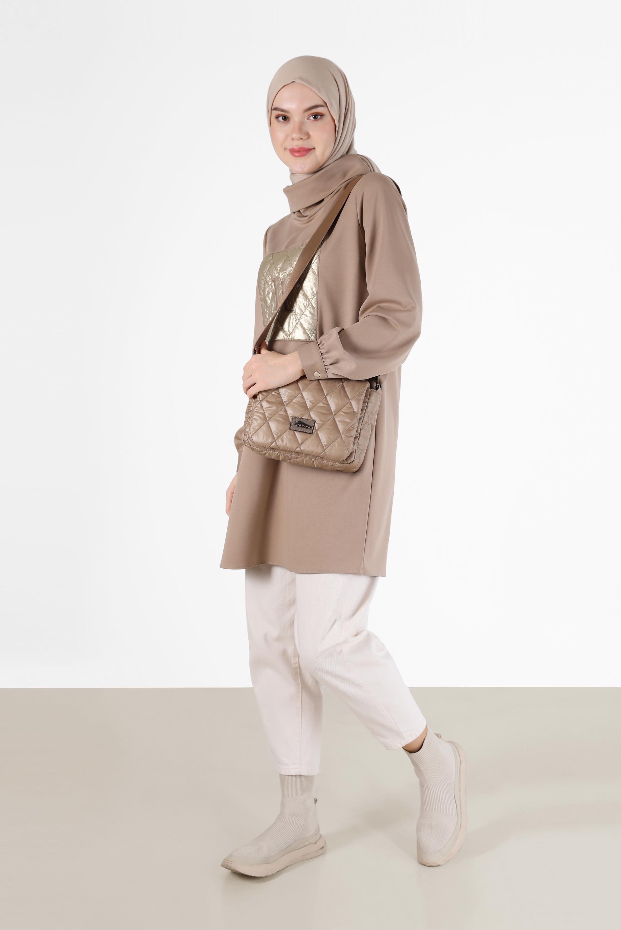 Tesettür giyim BEJ KAPİTONE DESEN DETAYLI DEGAJE YAKA TUNİK 42289	