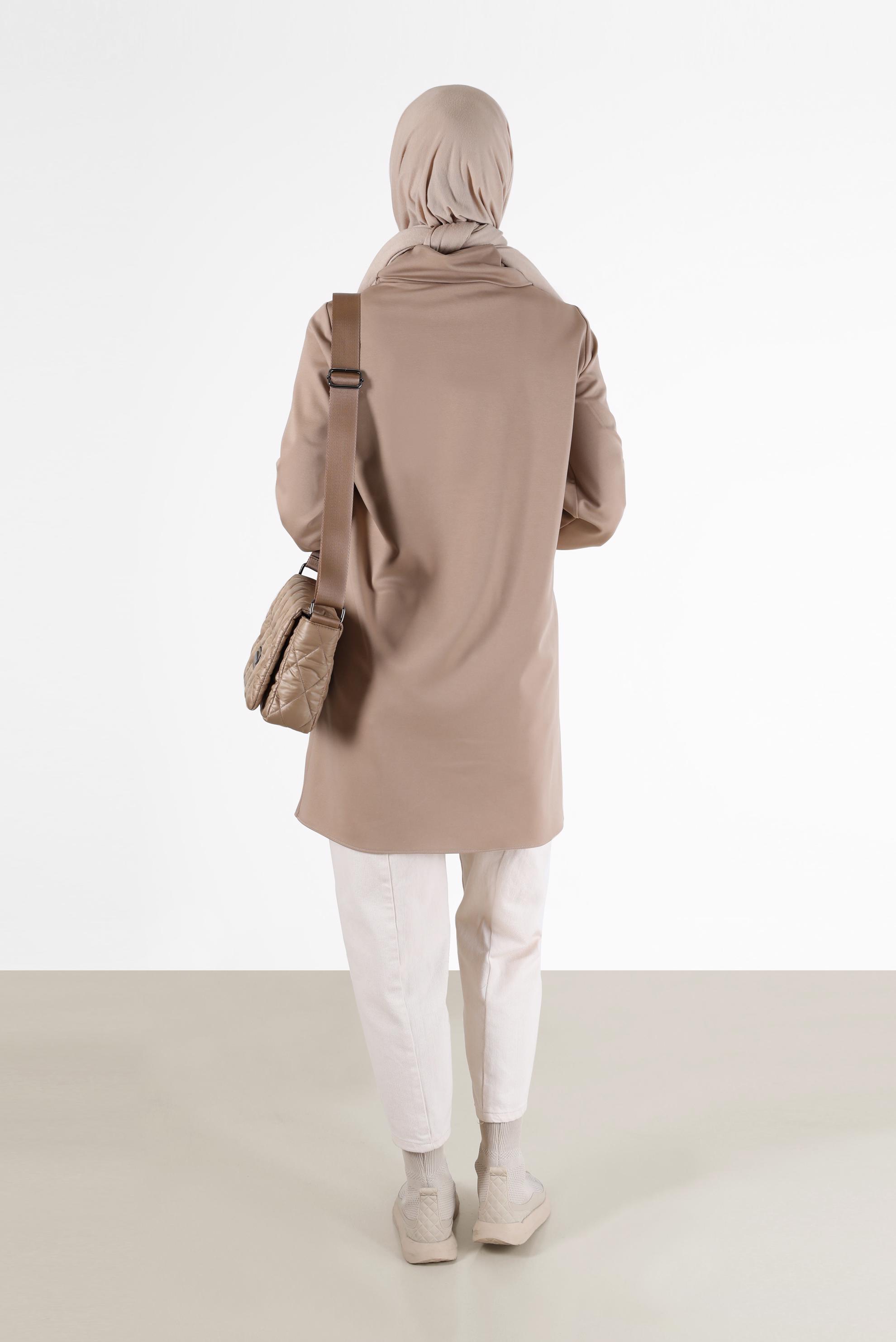 Tesettür giyim BEJ KAPİTONE DESEN DETAYLI DEGAJE YAKA TUNİK 42289	