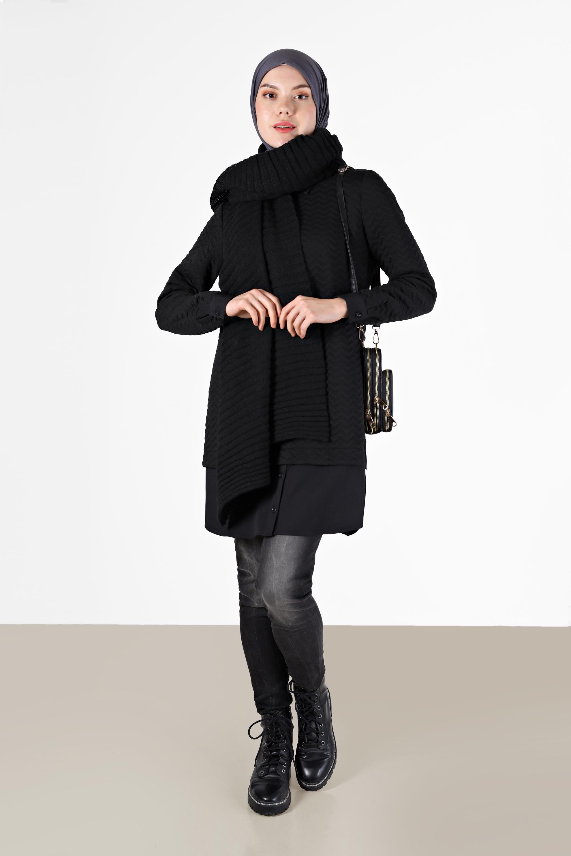 Tesettür giyim SİYAH GÖMLEK PARÇA DETAYLI KENDİNDEN DESENLİ TUNİK 42318 