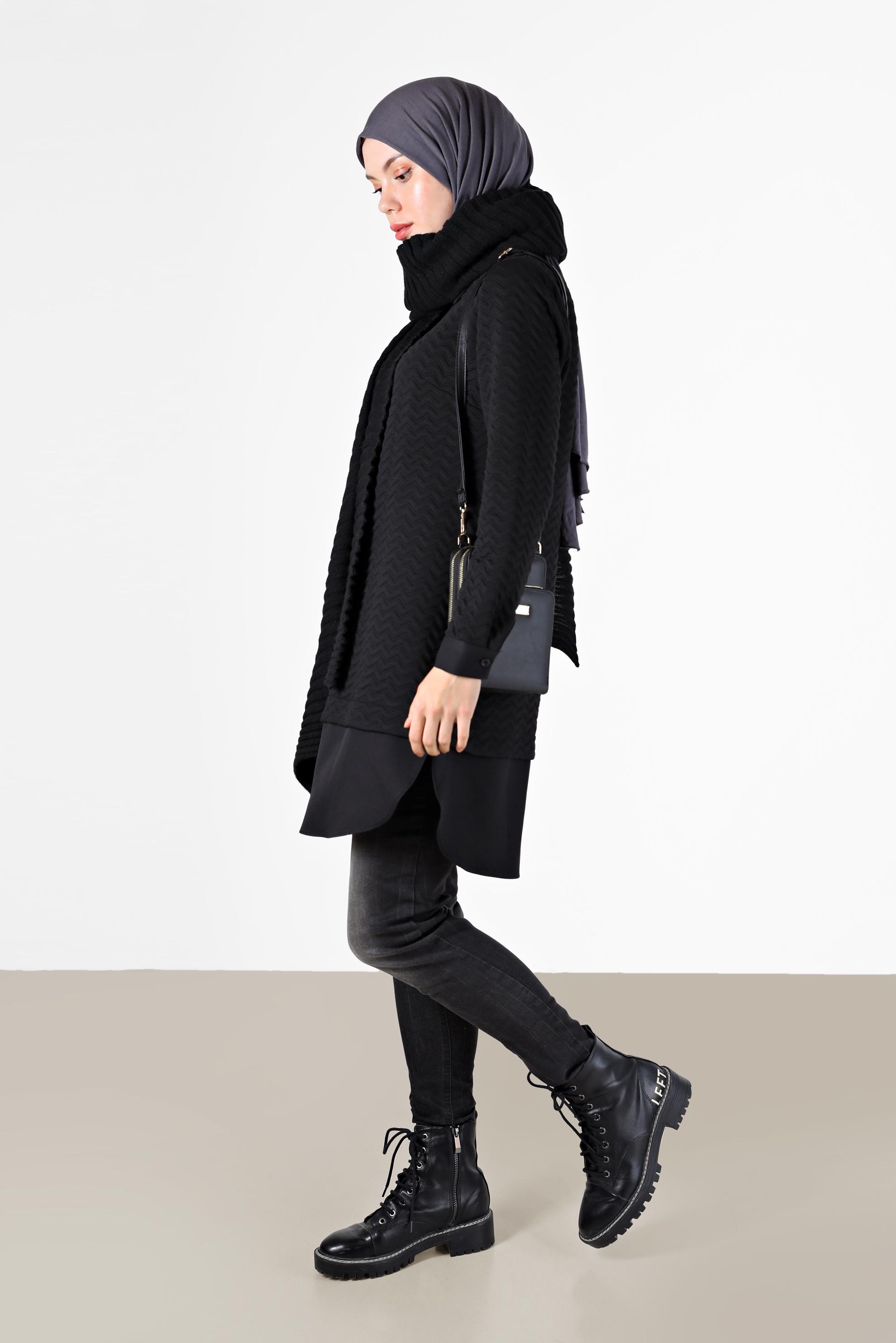 Tesettür giyim SİYAH GÖMLEK PARÇA DETAYLI KENDİNDEN DESENLİ TUNİK 42318 