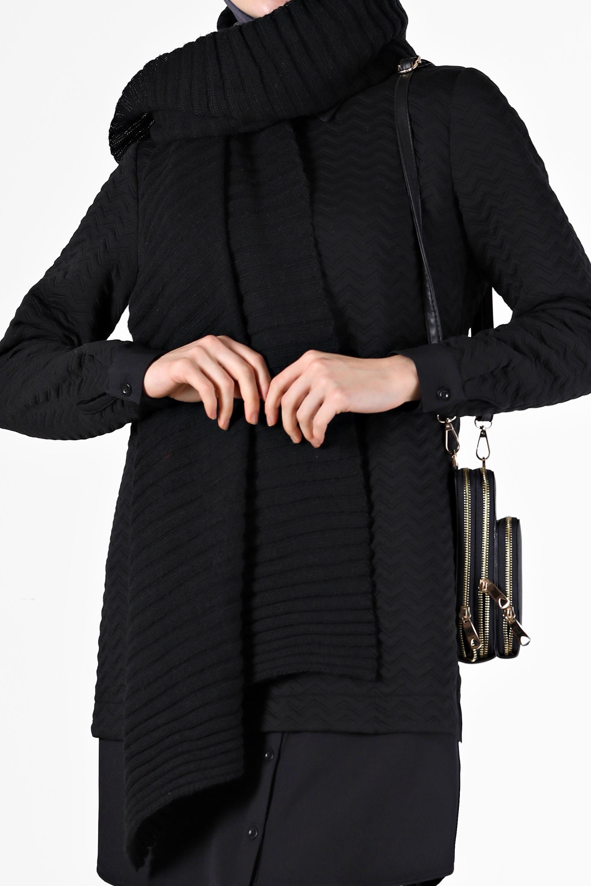 Tesettür giyim SİYAH GÖMLEK PARÇA DETAYLI KENDİNDEN DESENLİ TUNİK 42318 