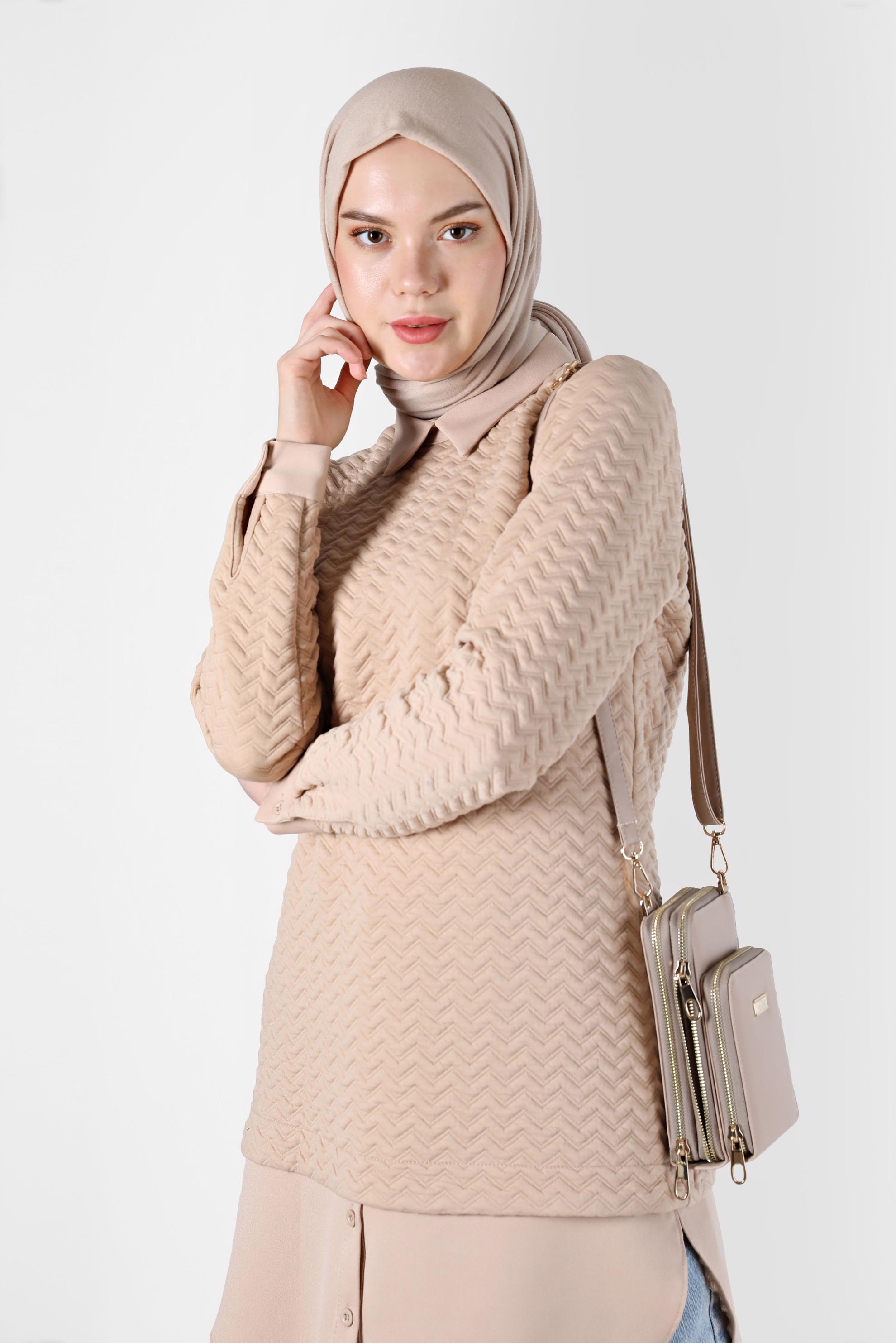 Tesettür giyim BEJ GÖMLEK PARÇA DETAYLI KENDİNDEN DESENLİ TUNİK 42318 