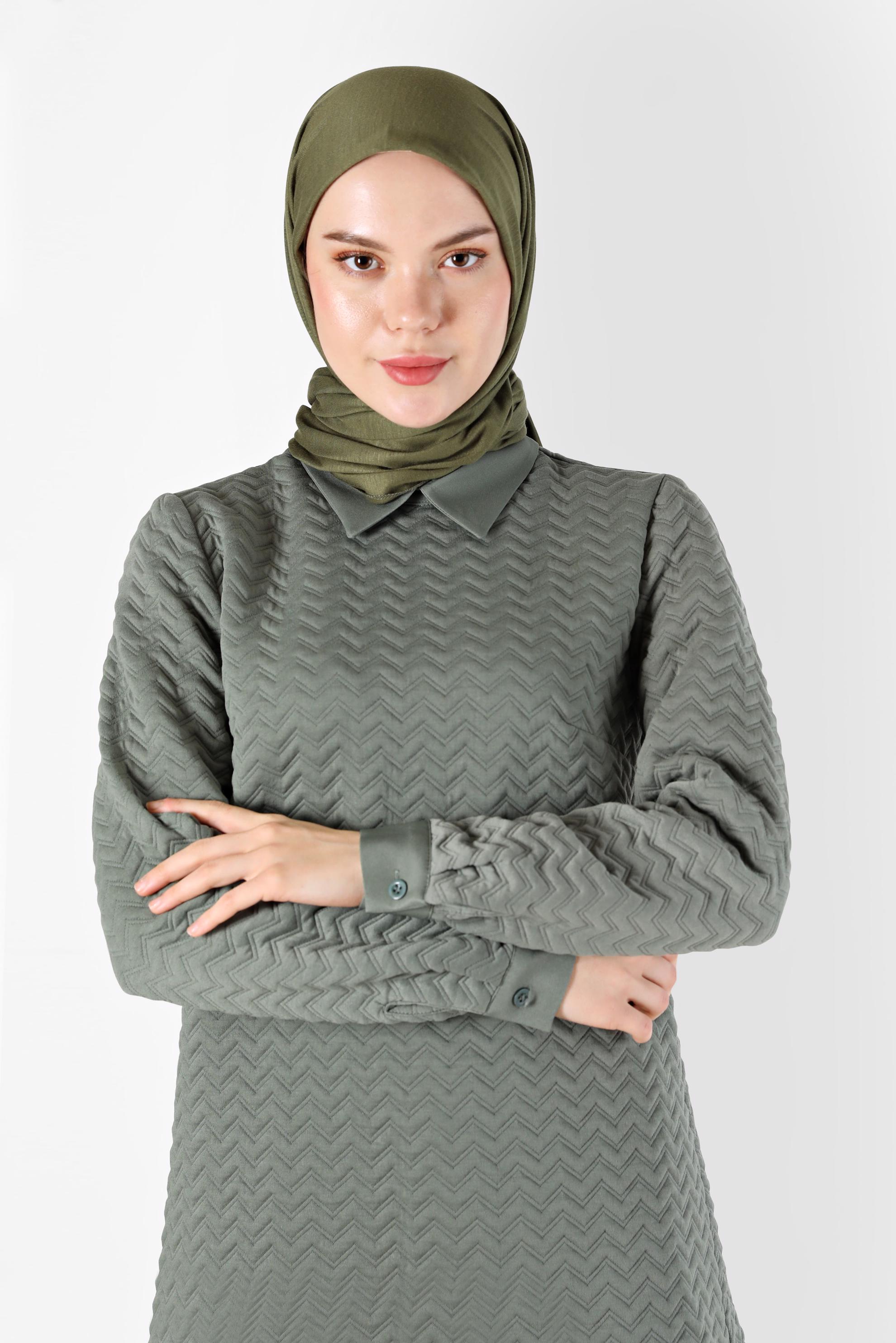 Tesettür giyim HAKİ GÖMLEK PARÇA DETAYLI KENDİNDEN DESENLİ TUNİK 42318 