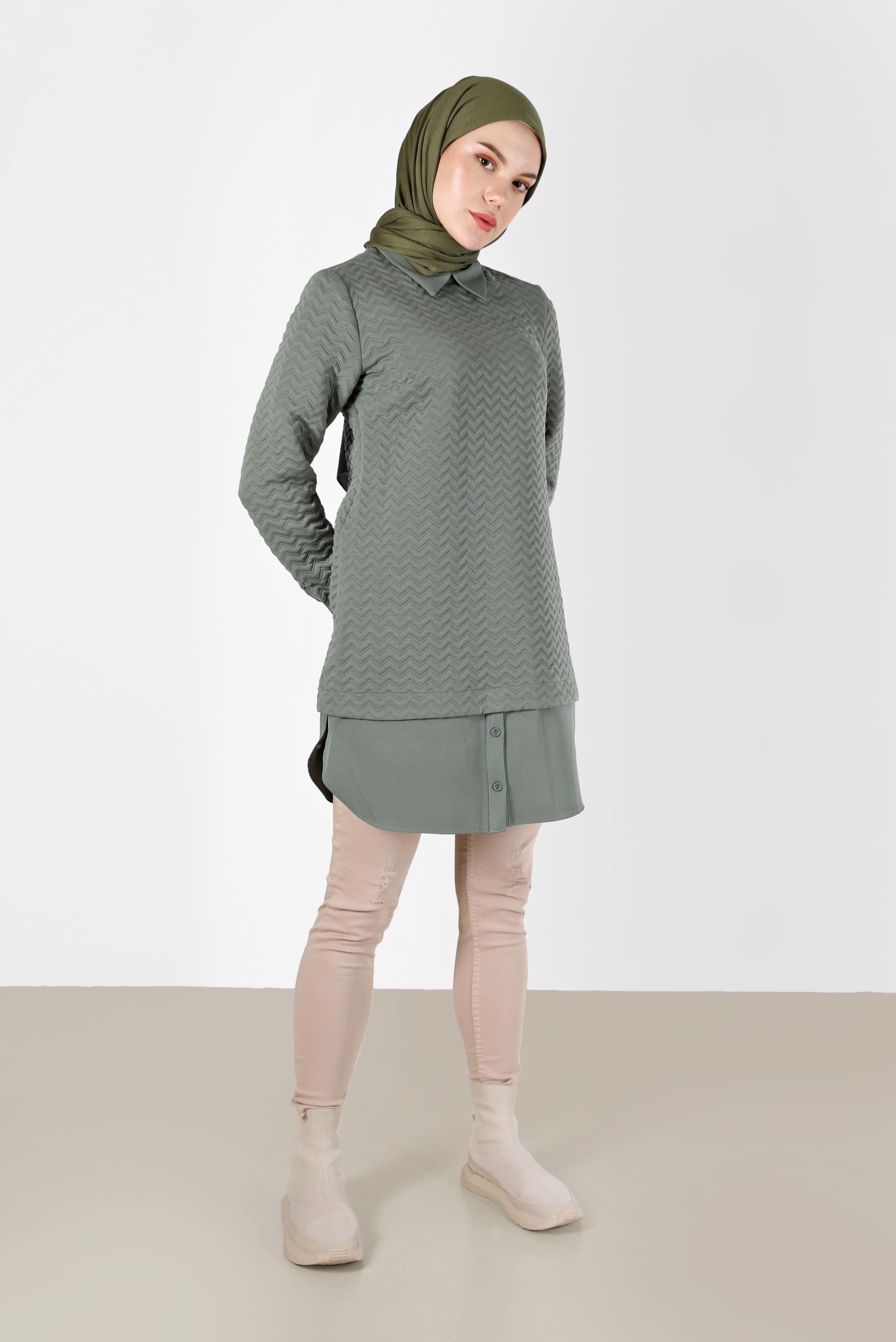 Tesettür giyim HAKİ GÖMLEK PARÇA DETAYLI KENDİNDEN DESENLİ TUNİK 42318 