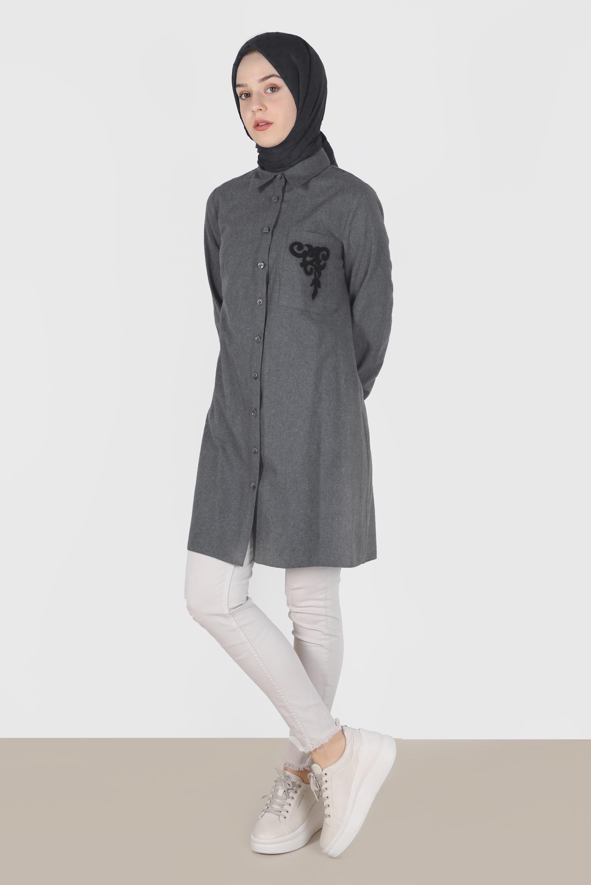 Tesettür giyim GRİ İŞLEME DETAYLI CEPLİ DÜĞMELİ TUNİK 42321	