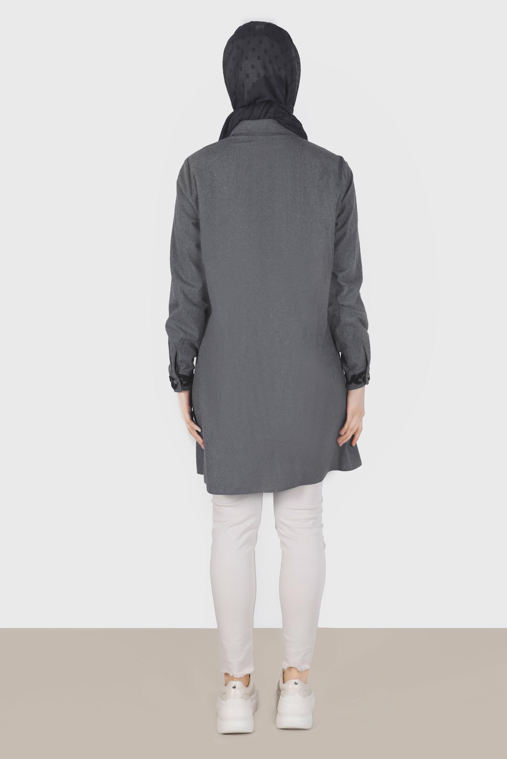 Tesettür giyim GRİ İŞLEME DETAYLI CEPLİ DÜĞMELİ TUNİK 42321	