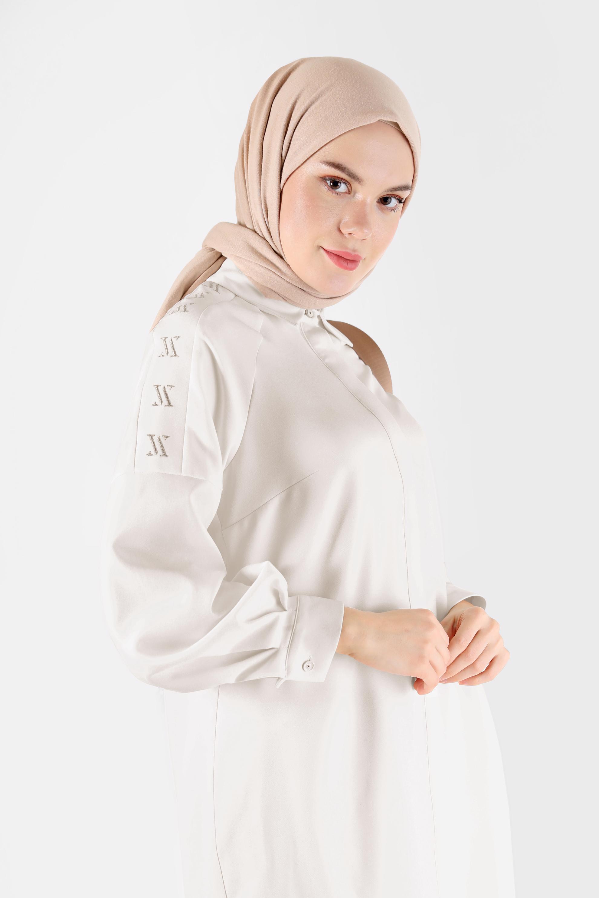 Tesettür giyim BEYAZ NAKIŞ DETAYLI GİZLİ DÜĞMELİ TUNİK 42323 