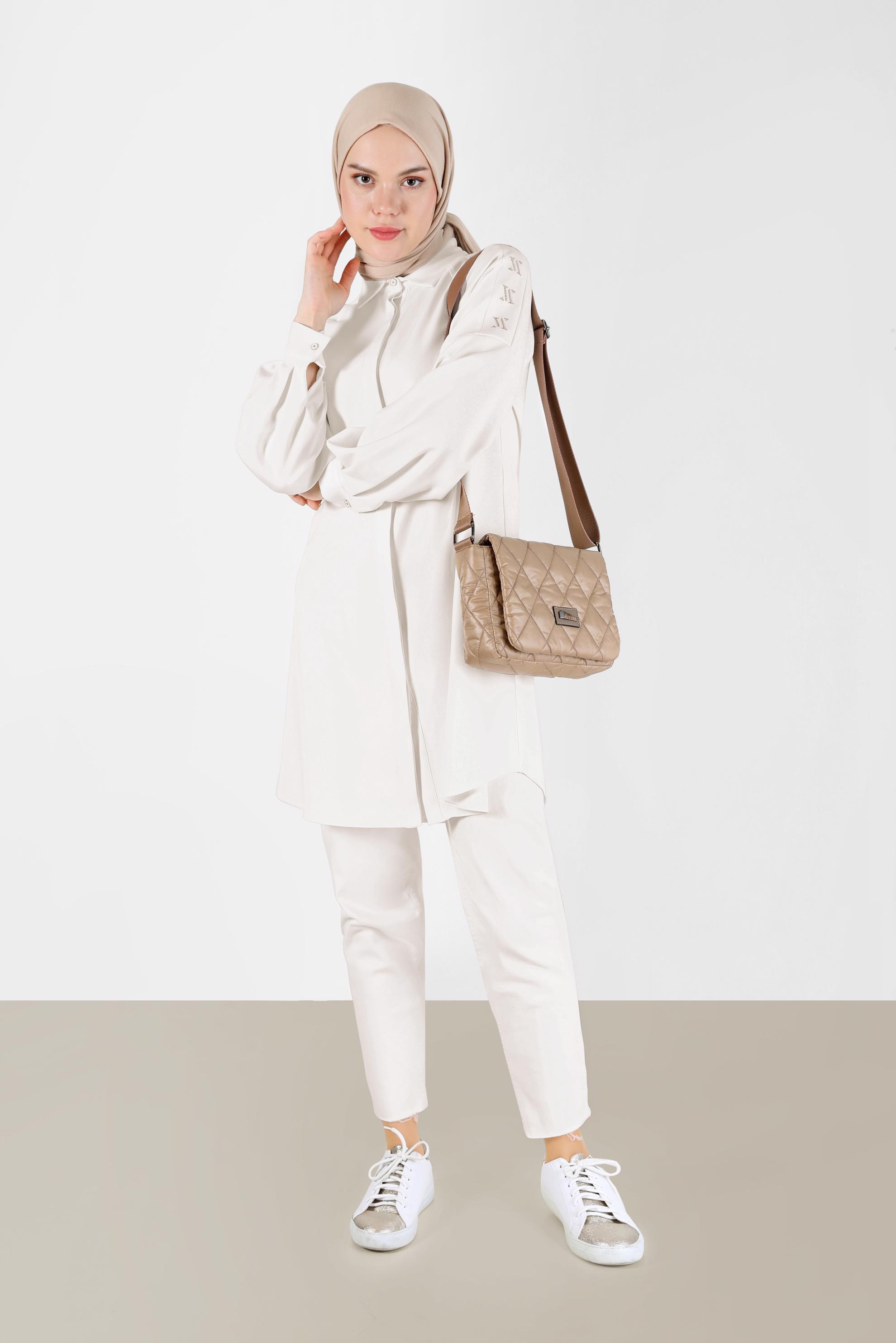 Tesettür giyim BEYAZ NAKIŞ DETAYLI GİZLİ DÜĞMELİ TUNİK 42323 