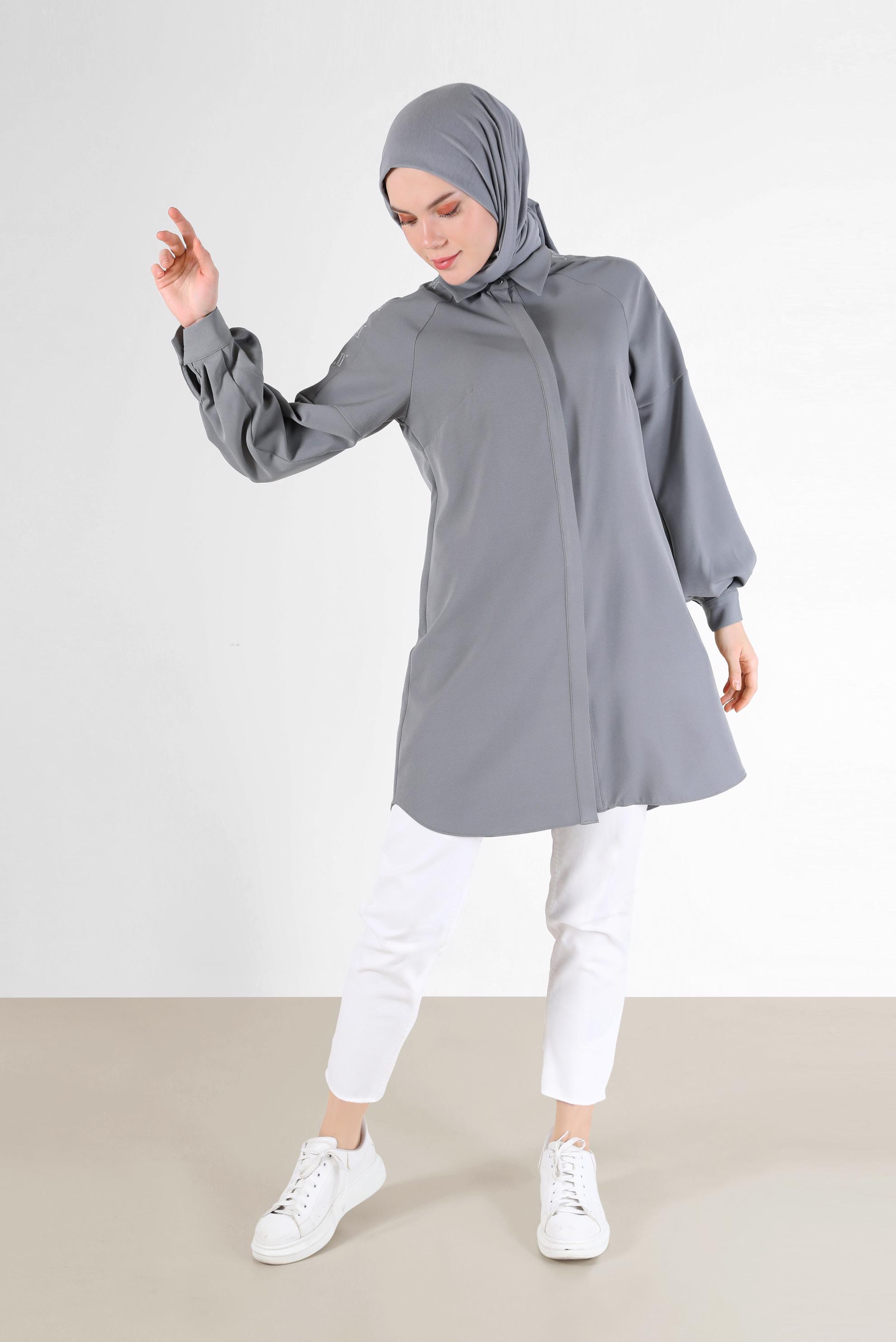 Tesettür giyim GRİ NAKIŞ DETAYLI GİZLİ DÜĞMELİ TUNİK 42323 