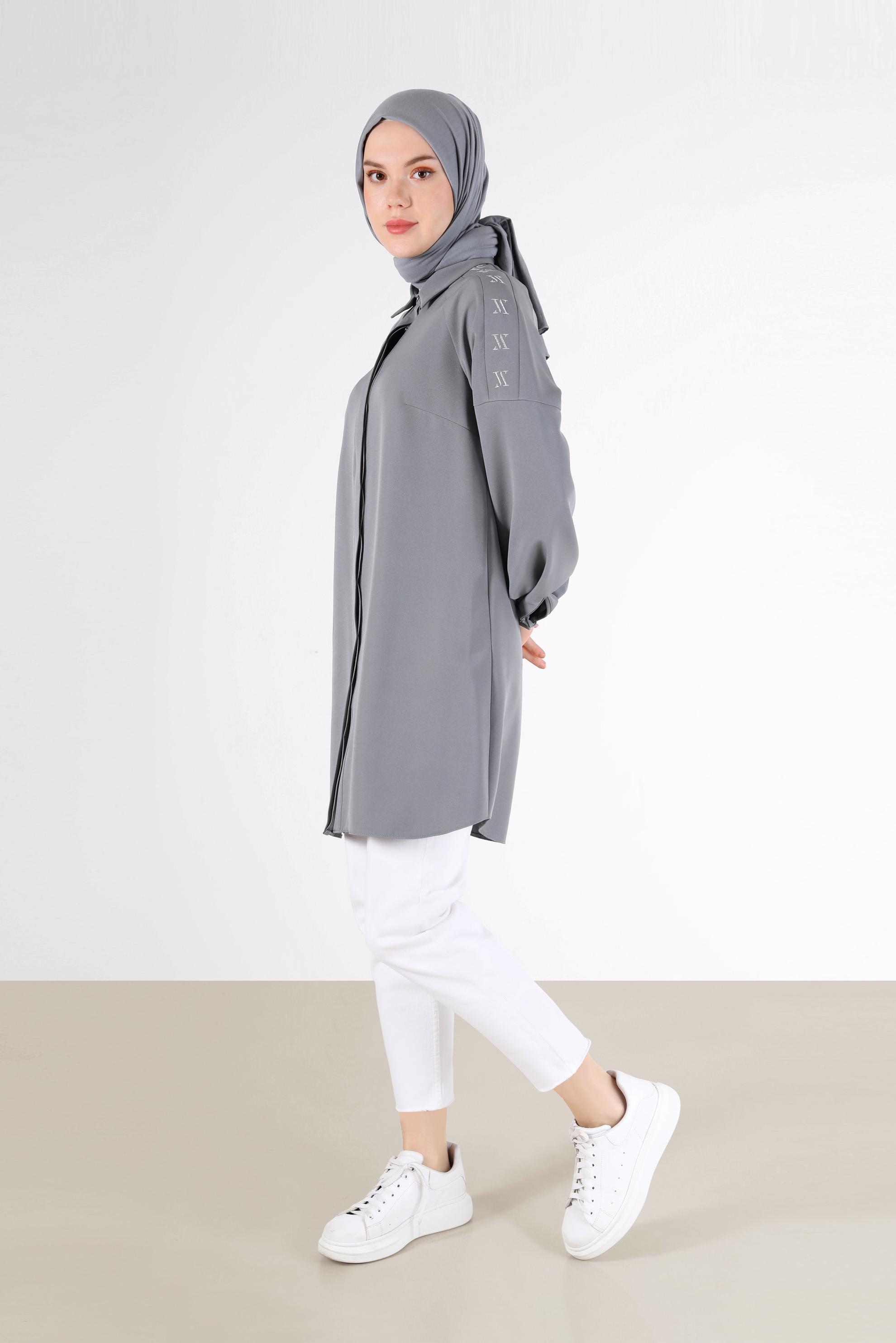 Tesettür giyim GRİ NAKIŞ DETAYLI GİZLİ DÜĞMELİ TUNİK 42323 