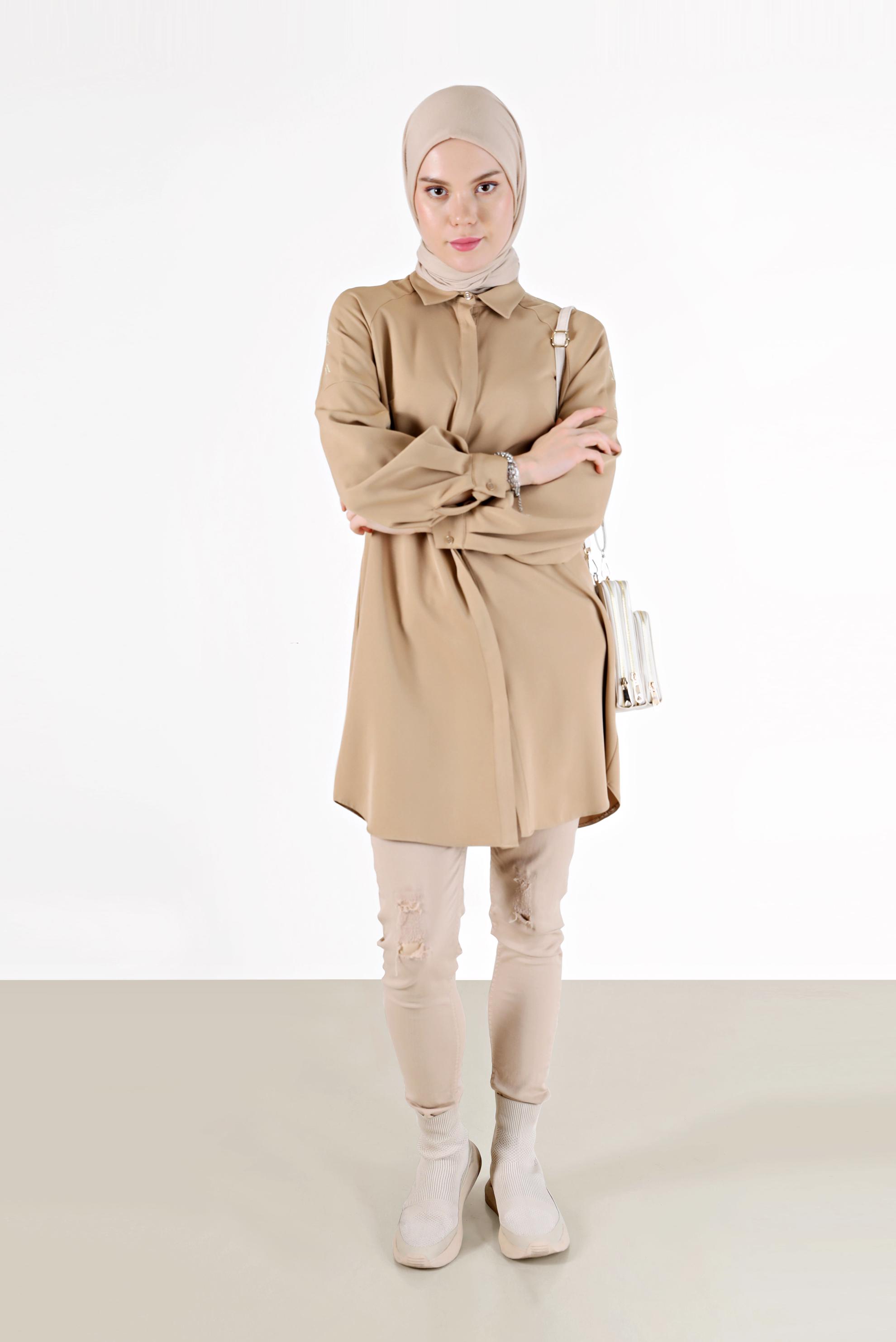 Tesettür giyim KUM NAKIŞ DETAYLI GİZLİ DÜĞMELİ TUNİK 42323 